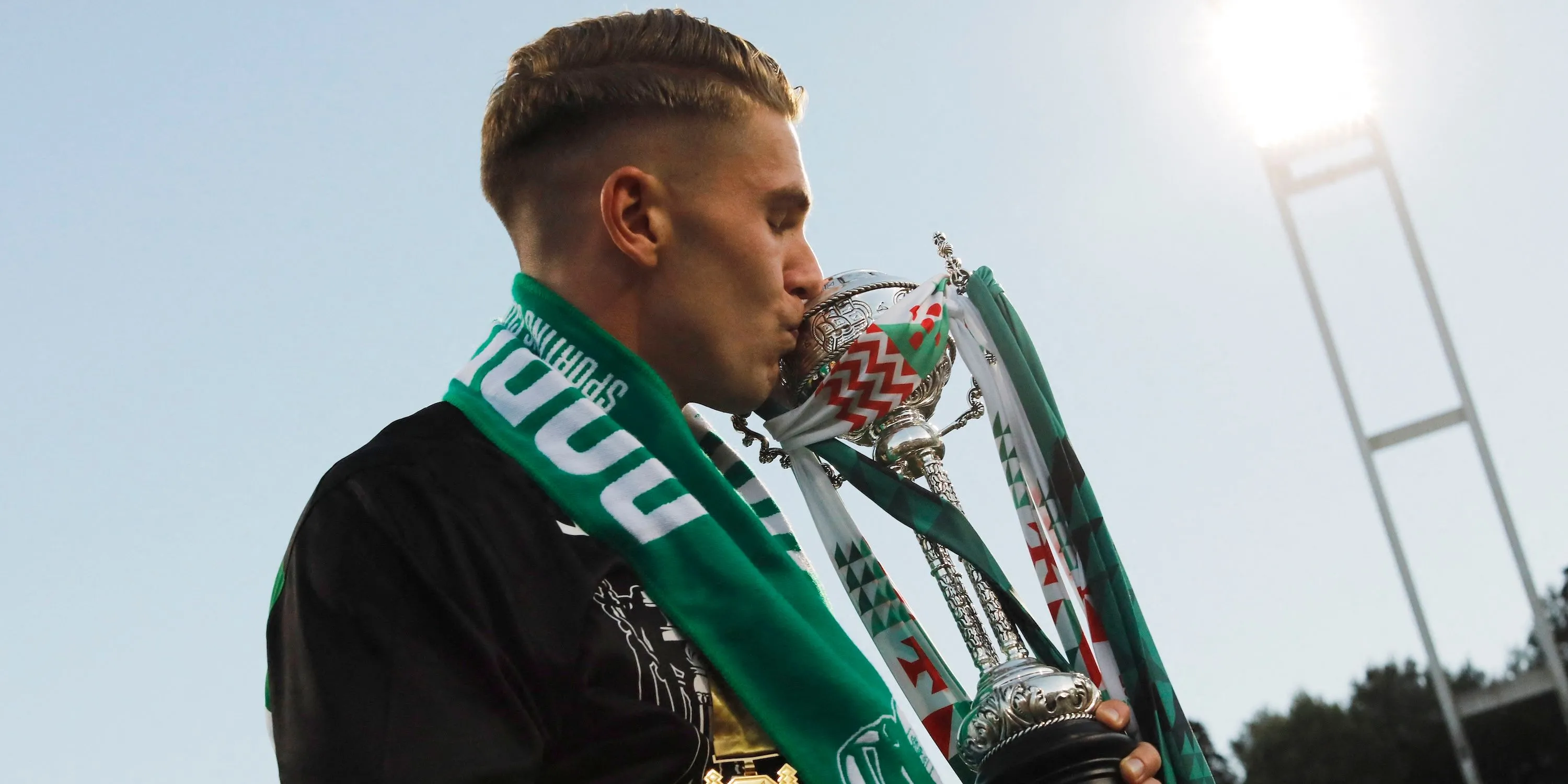 Tiền đạo Viktor Gyokeres ăn mừng cùng cúp vô địch Taça de Portugal với Sporting CP