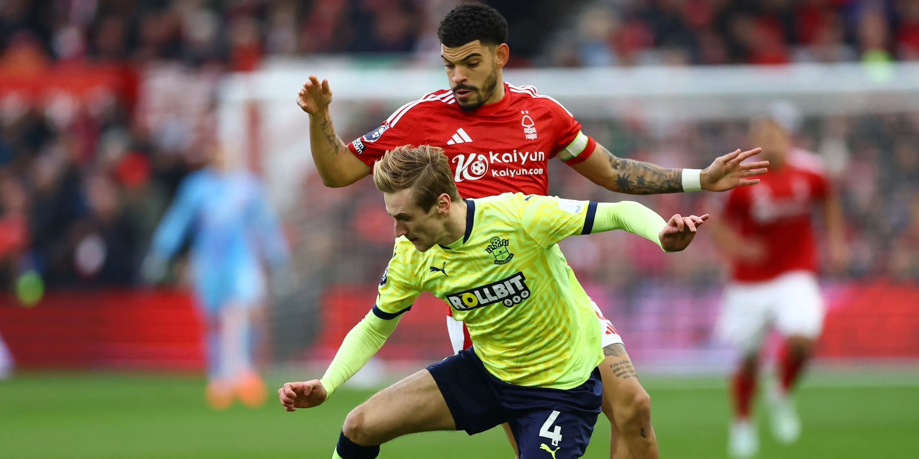 Tiền vệ Flynn Downes trong màu áo Southampton đối đầu Nottingham Forest tại Ngoại hạng Anh