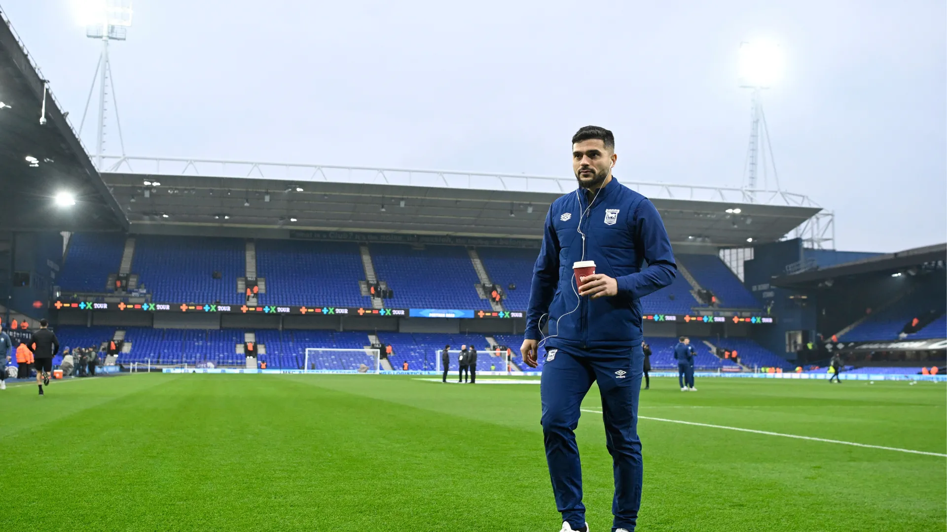 Tiền vệ Samy Morsy của Ipswich Town trong một trận đấu, người đóng vai trò trụ cột dẫn dắt tuyến giữa