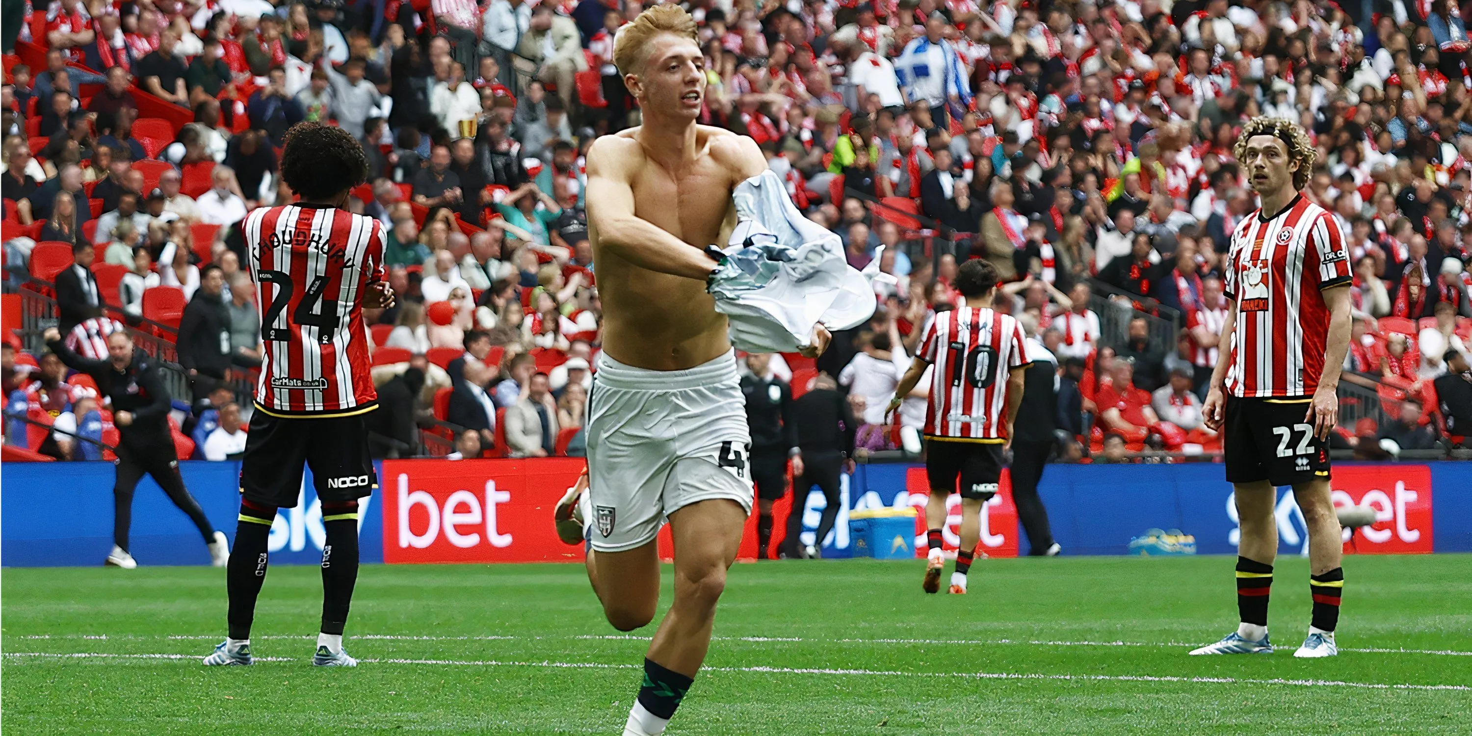 Tiền vệ trẻ Tommy Watson trong màu áo Sunderland.