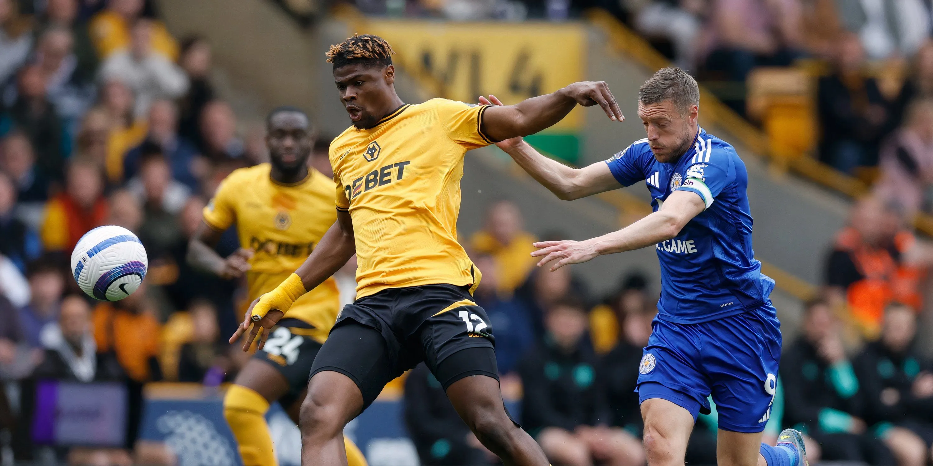 Trung vệ Emmanuel Agbadou thi đấu cho Wolves