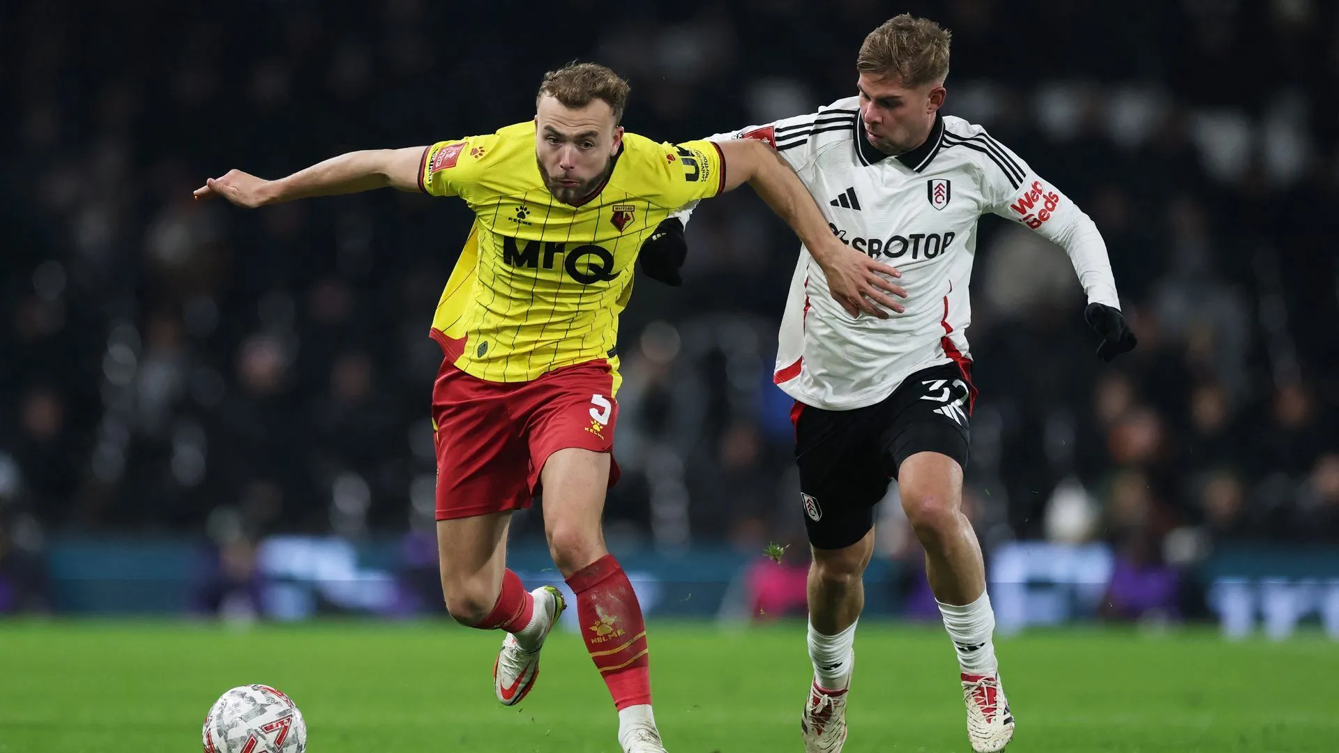 Trung vệ Ryan Porteous thi đấu cho Watford trong trận gặp Fulham