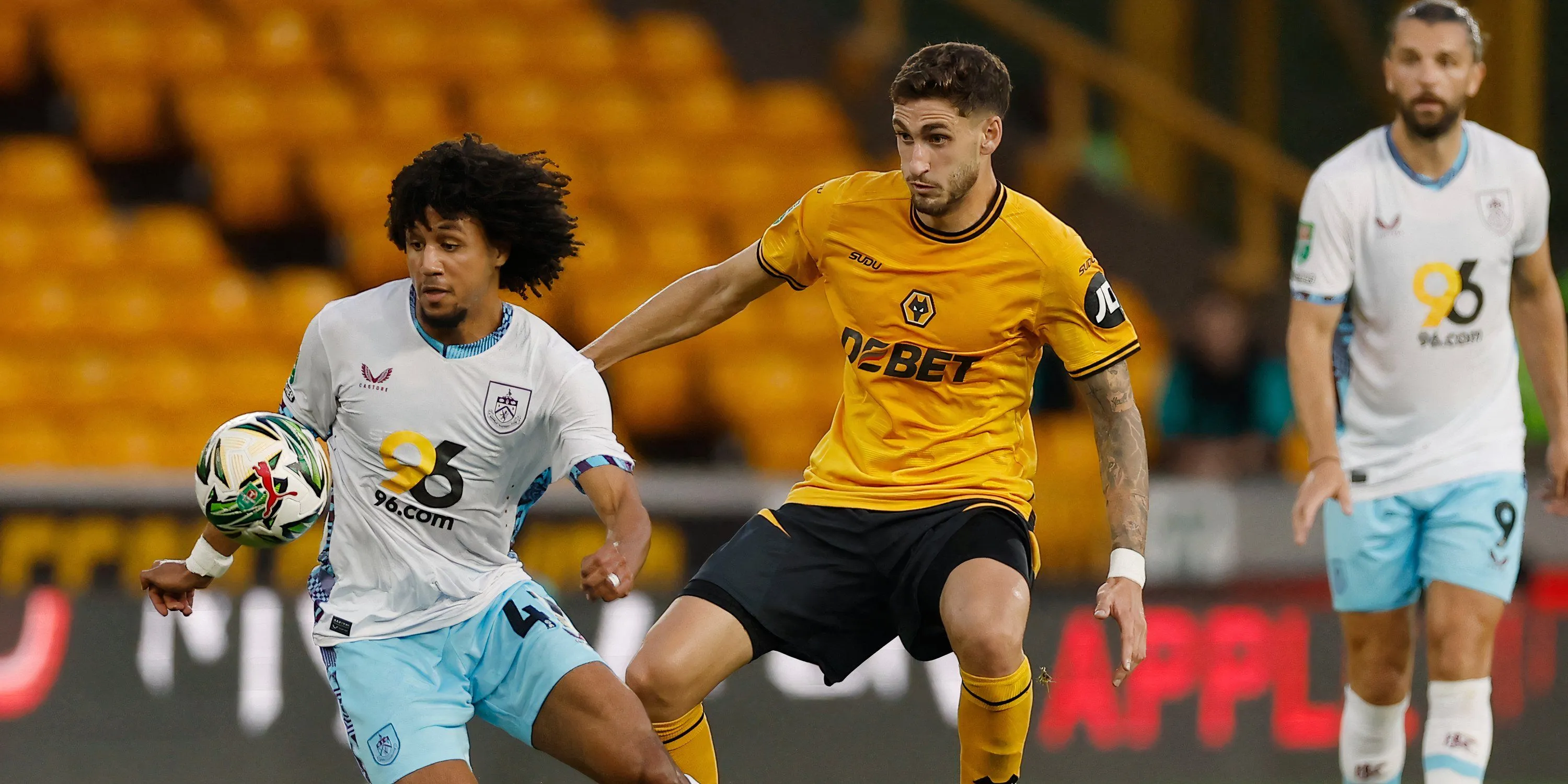 Trung vệ Santiago Bueno của Wolves thi đấu tại Premier League