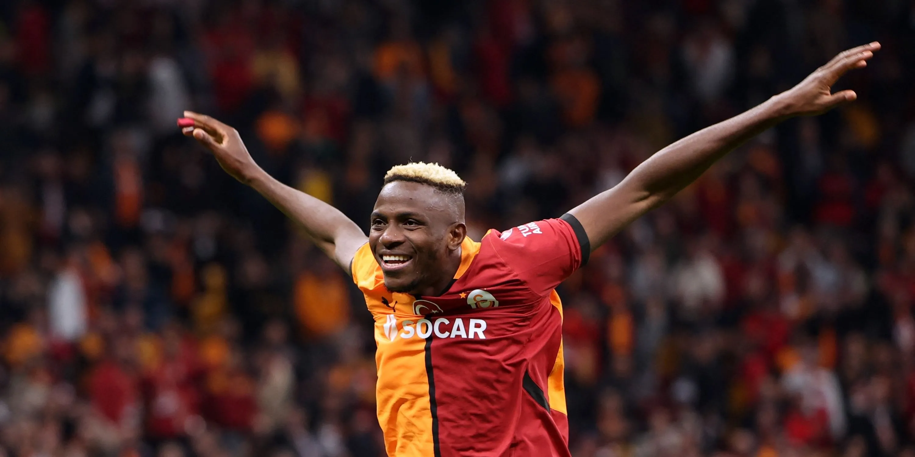 Victor Osimhen ăn mừng bàn thắng trong màu áo Galatasaray, nơi anh có thành tích ghi bàn ấn tượng trước khi được Chelsea theo đuổi.