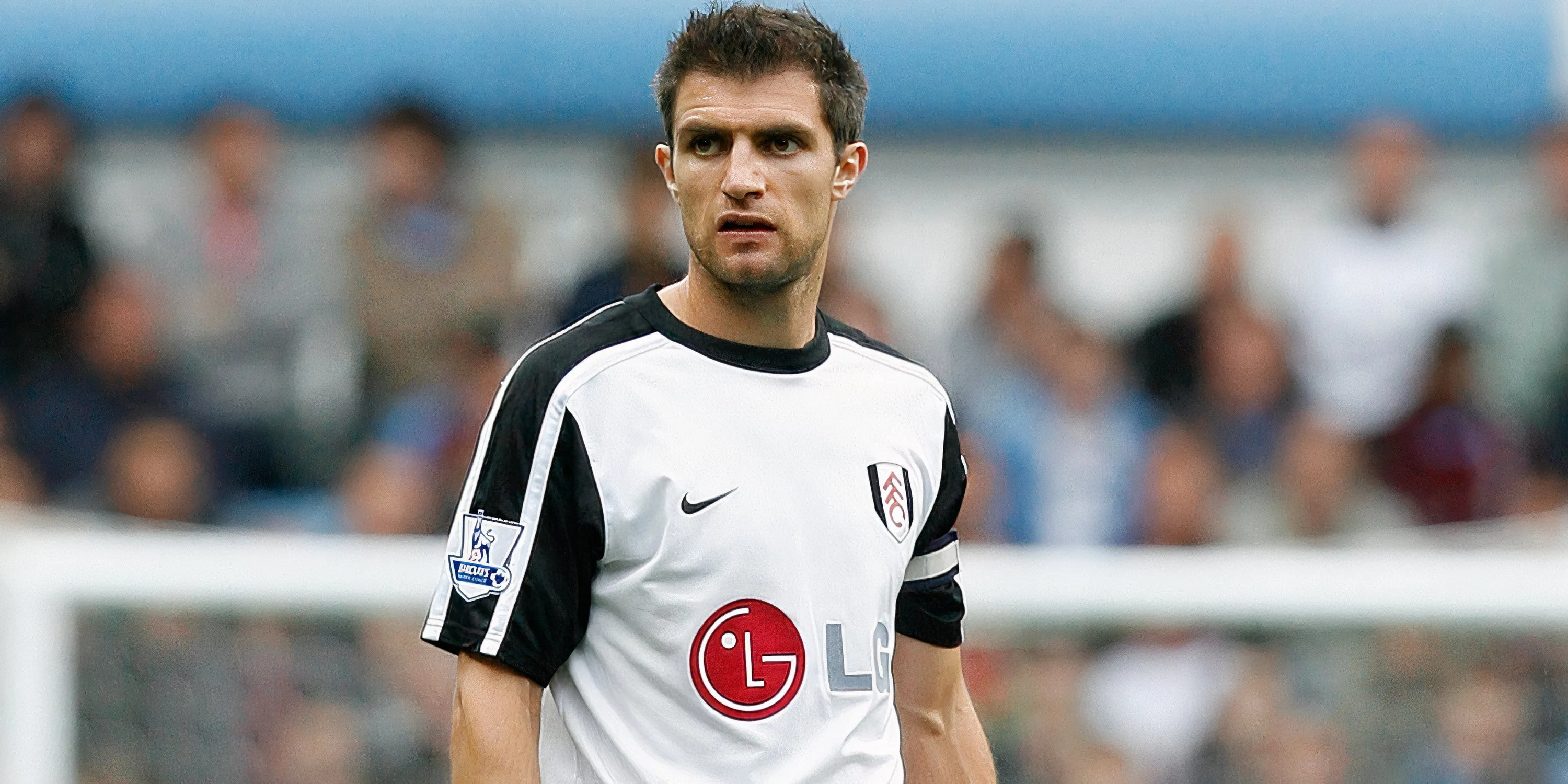 Aaron Hughes, hậu vệ đa năng và bền bỉ, từng thi đấu cho Newcastle, Fulham và Aston Villa.
