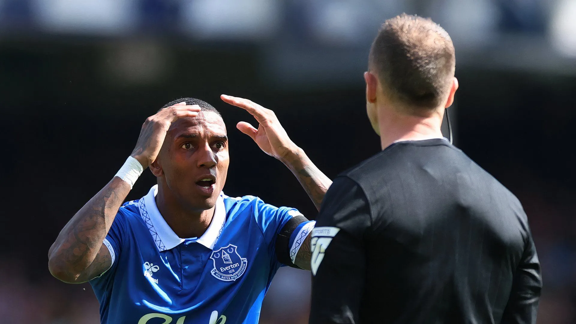Ashley Young trong màu áo Everton, sắp chuyển đến Ipswich Town