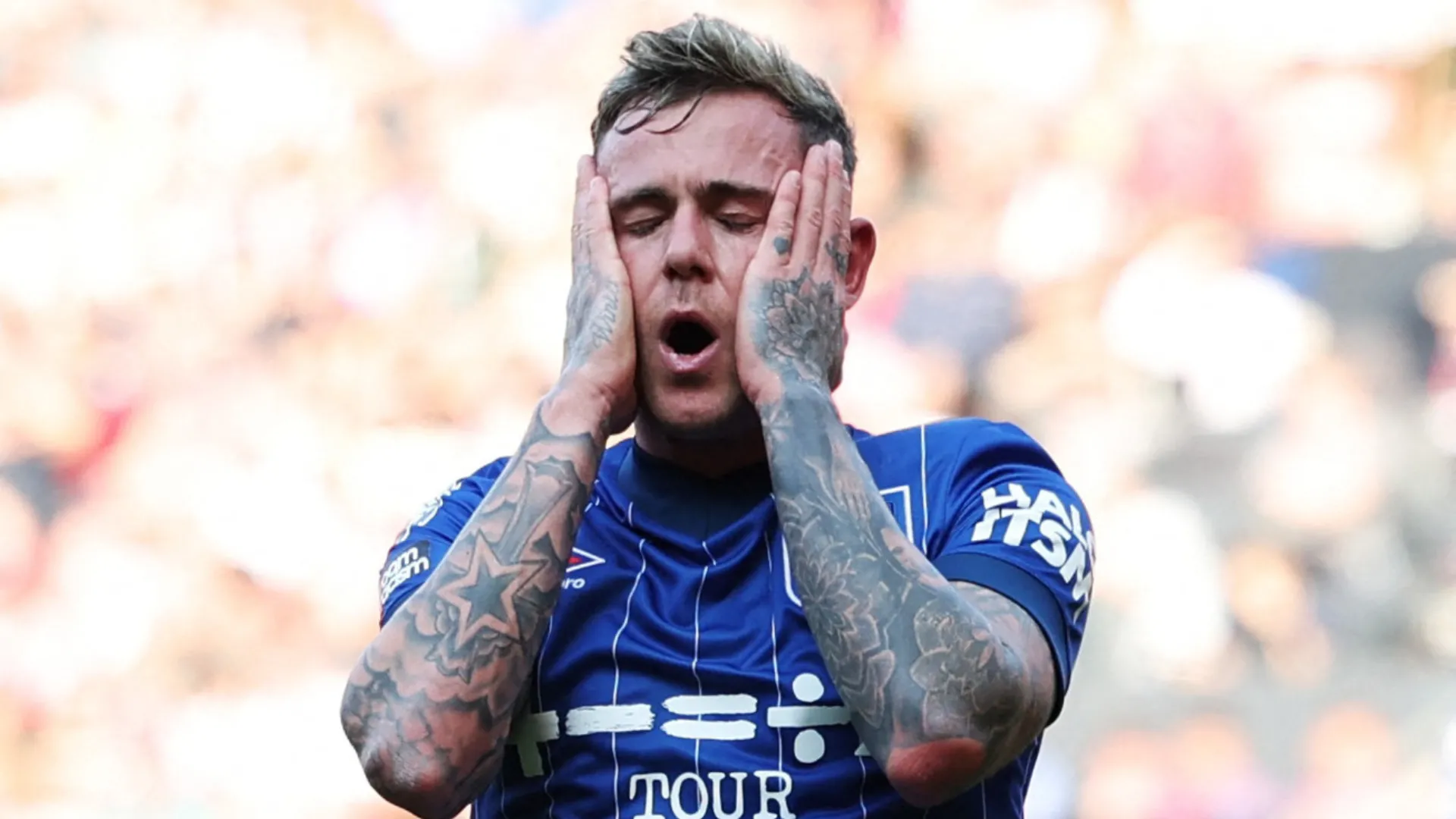 Cầu thủ Ipswich Town thi đấu trên sân cỏ, thể hiện sức mạnh tấn công tiềm năng tại Championship