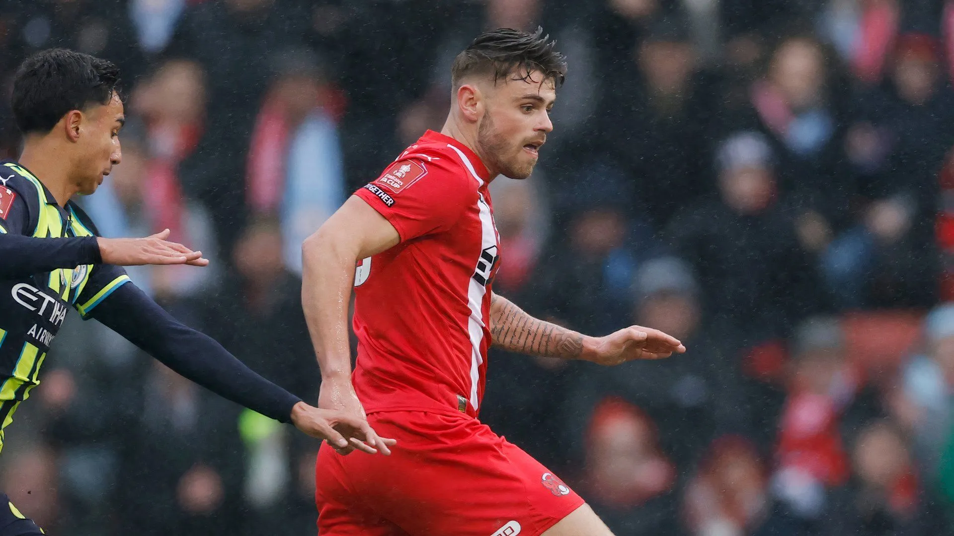 Charlie Kelman ăn mừng bàn thắng trong màu áo Leyton Orient, thể hiện phong độ ấn tượng tại League One.