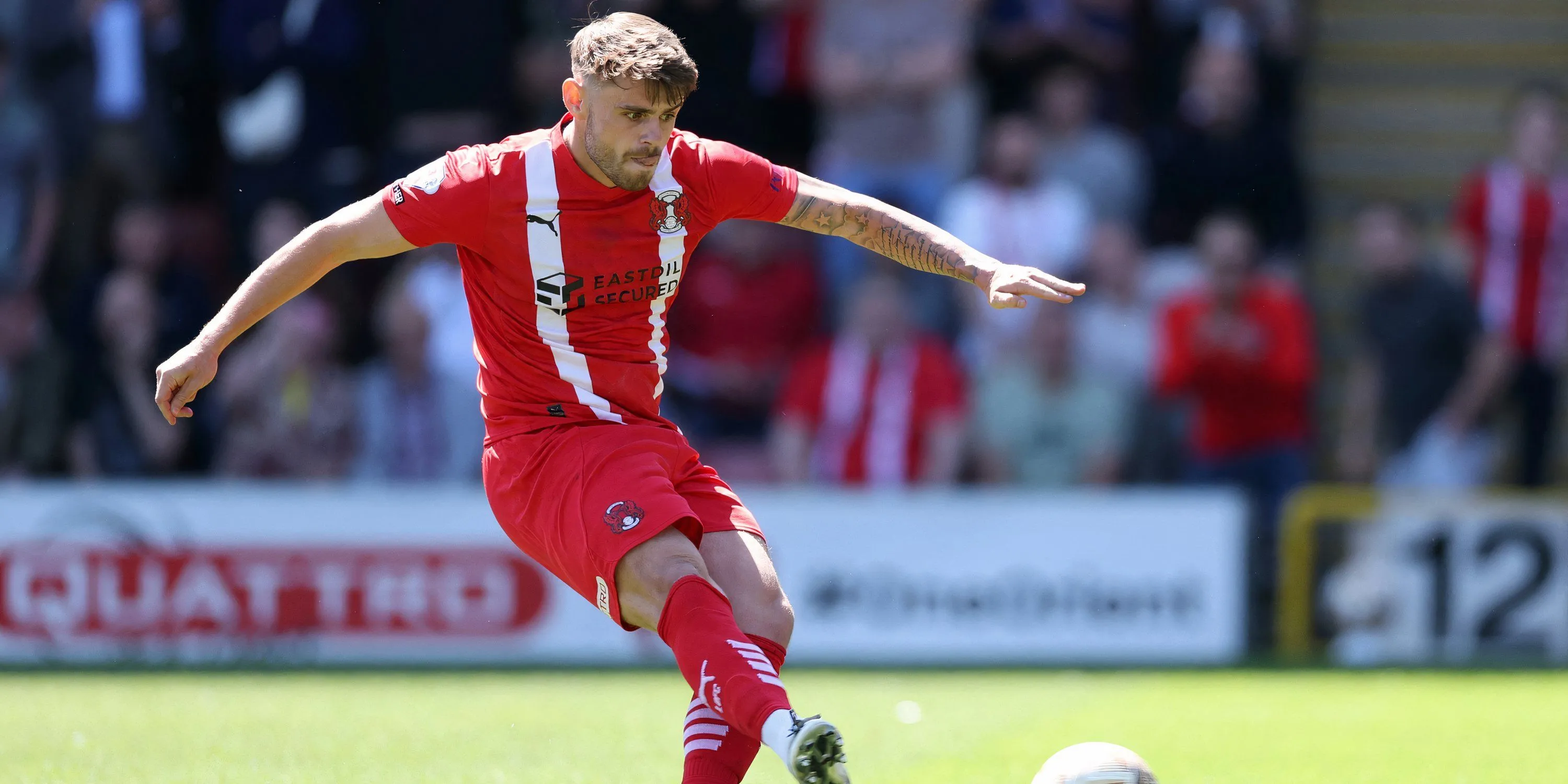 Charlie Kelman trong màu áo QPR, cầu thủ đang đứng trước cơ hội ra đi.