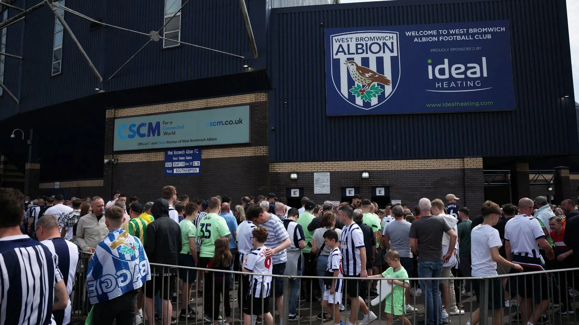 Cổ động viên West Bromwich Albion trước sân The Hawthorns