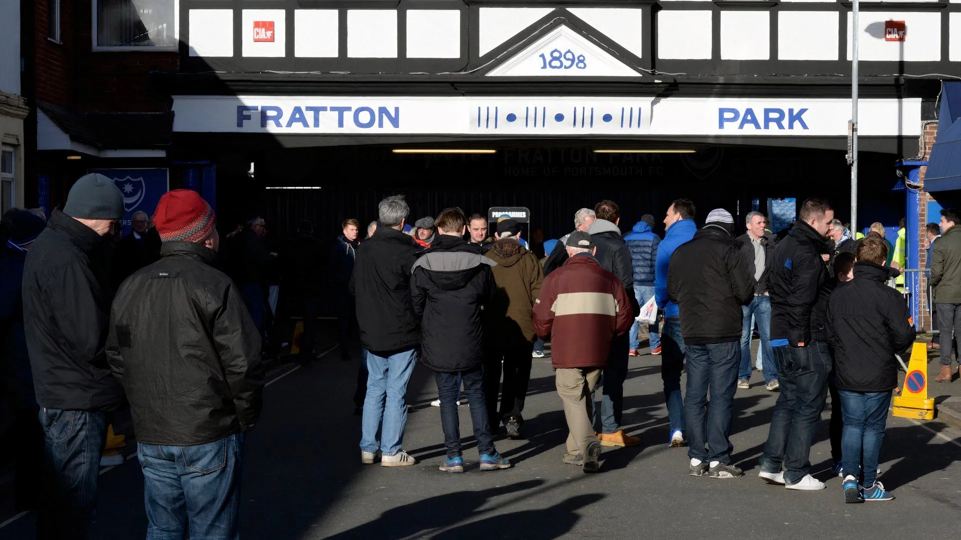 Cổng chính sân Fratton Park của Portsmouth, thể hiện nét lịch sử