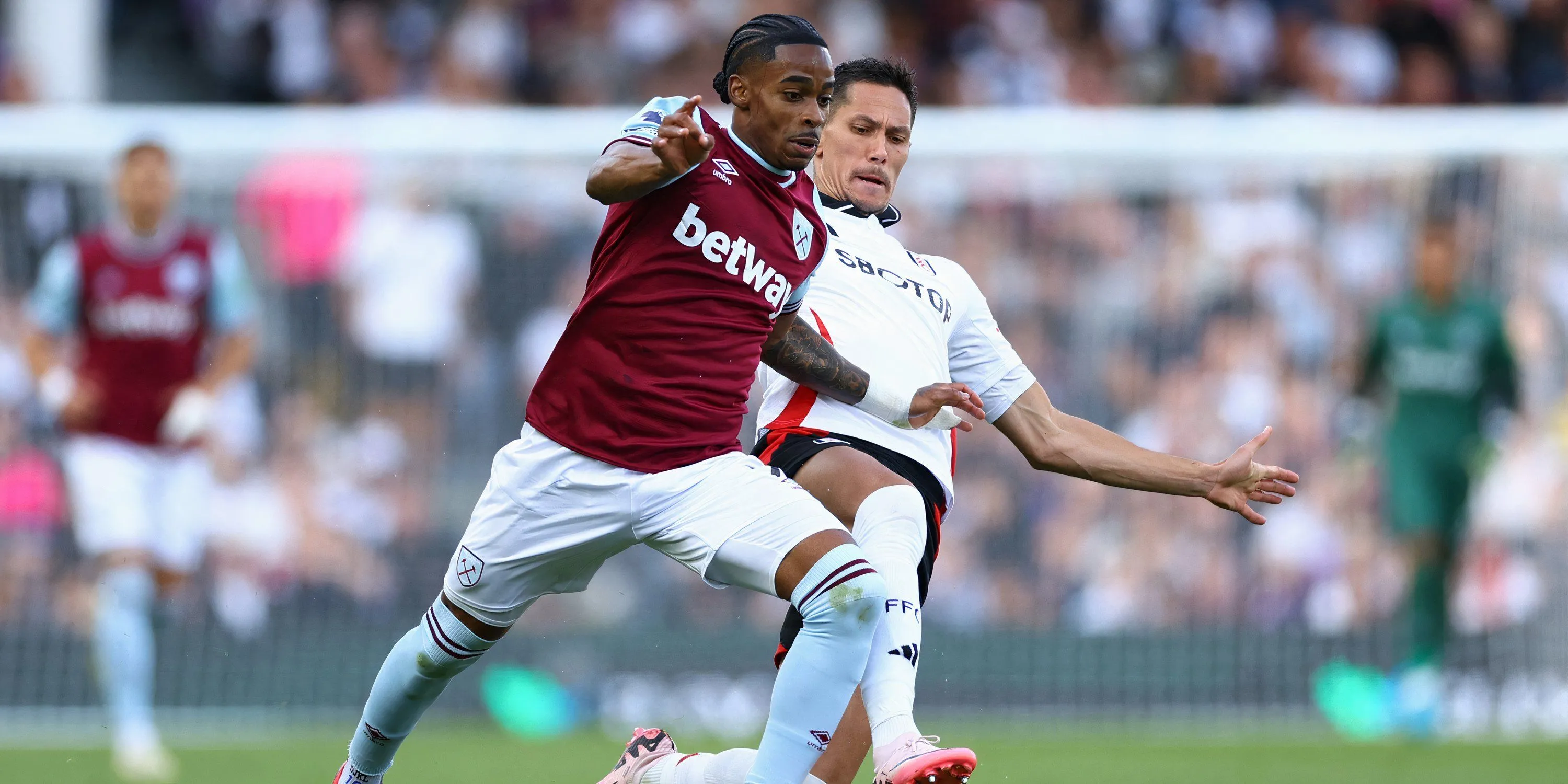 Crysencio Summerville, tiền vệ tấn công của West Ham United, đang là mục tiêu chuyển nhượng của Jose Mourinho và Fenerbahce.