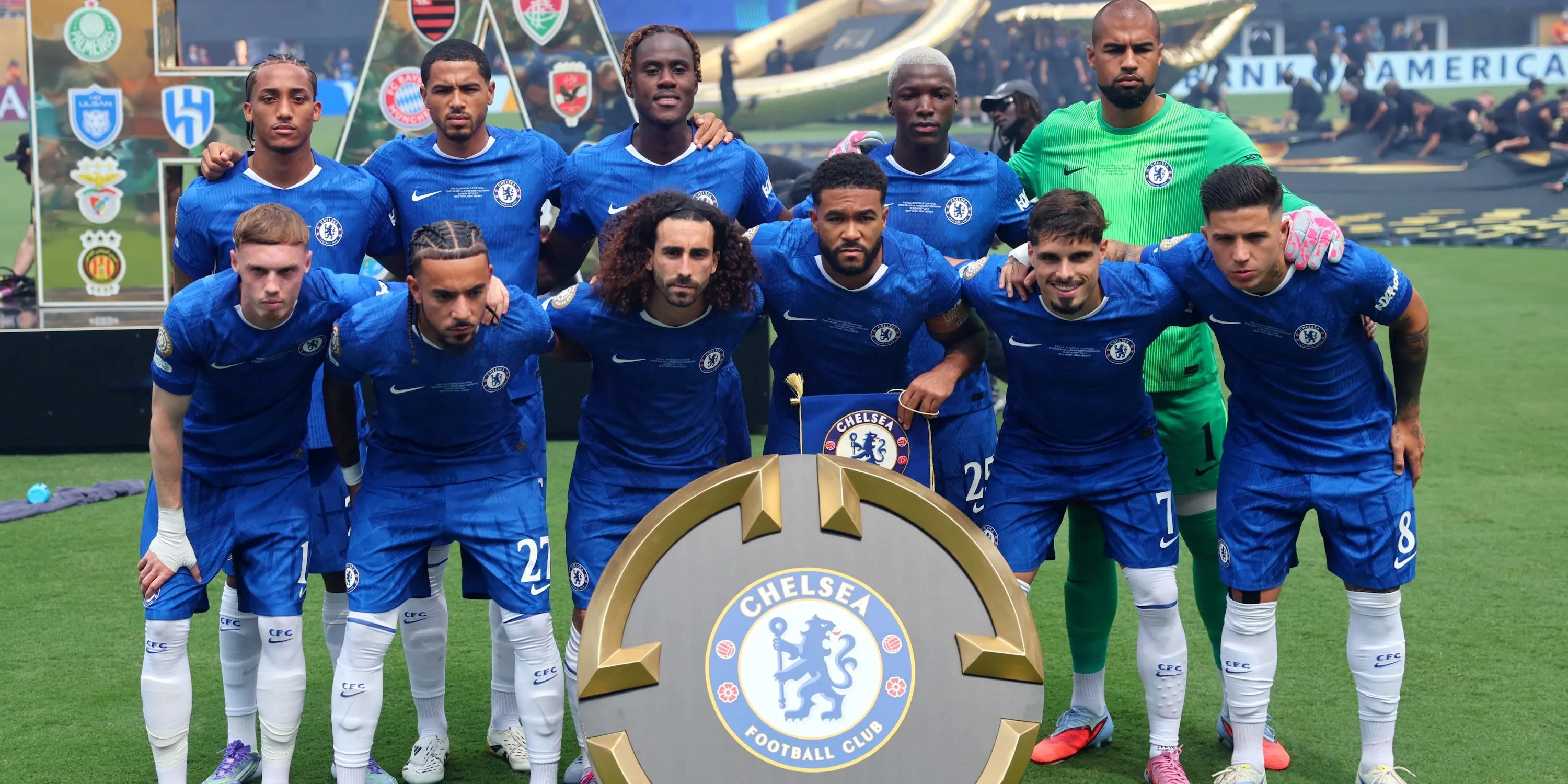 Đội hình Chelsea chụp ảnh trước trận đấu, thể hiện sự đoàn kết nhưng đứng trước thách thức tài chính và chuyển nhượng