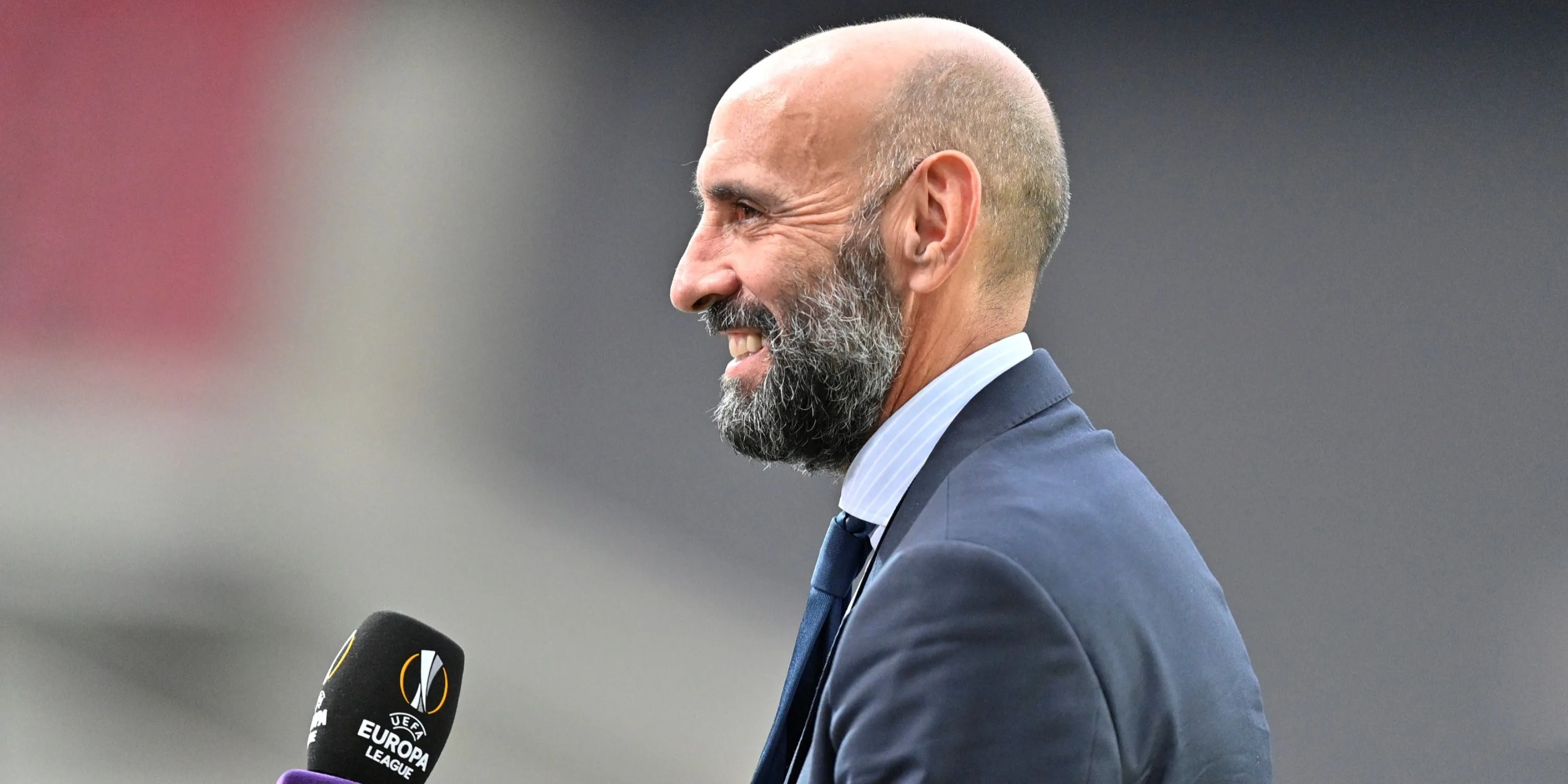 Giám đốc thể thao Monchi và HLV Unai Emery của Aston Villa trên sân, liên quan tin tức chuyển nhượng
