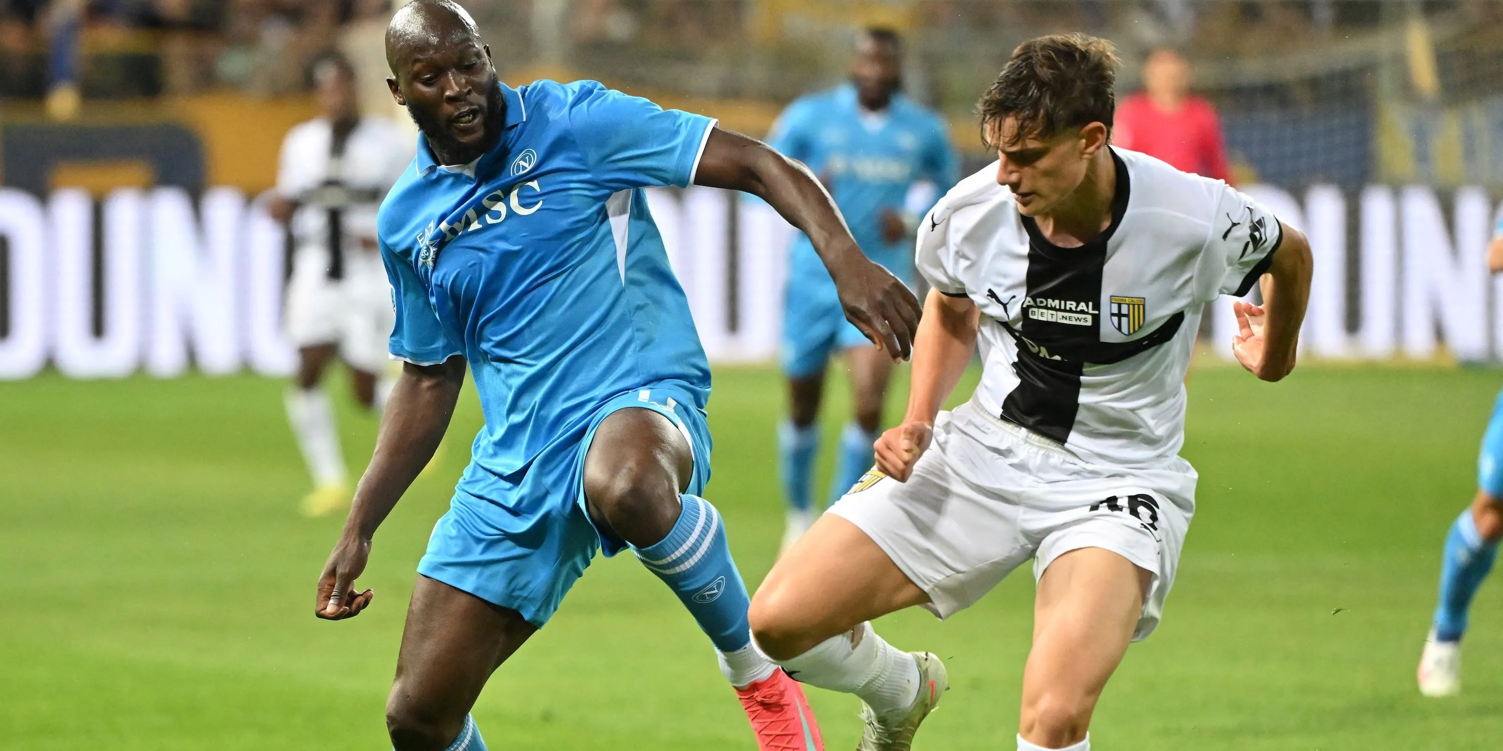 Giovanni Leoni, mục tiêu tiềm năng của Tottenham, trong pha tranh chấp tại Serie A