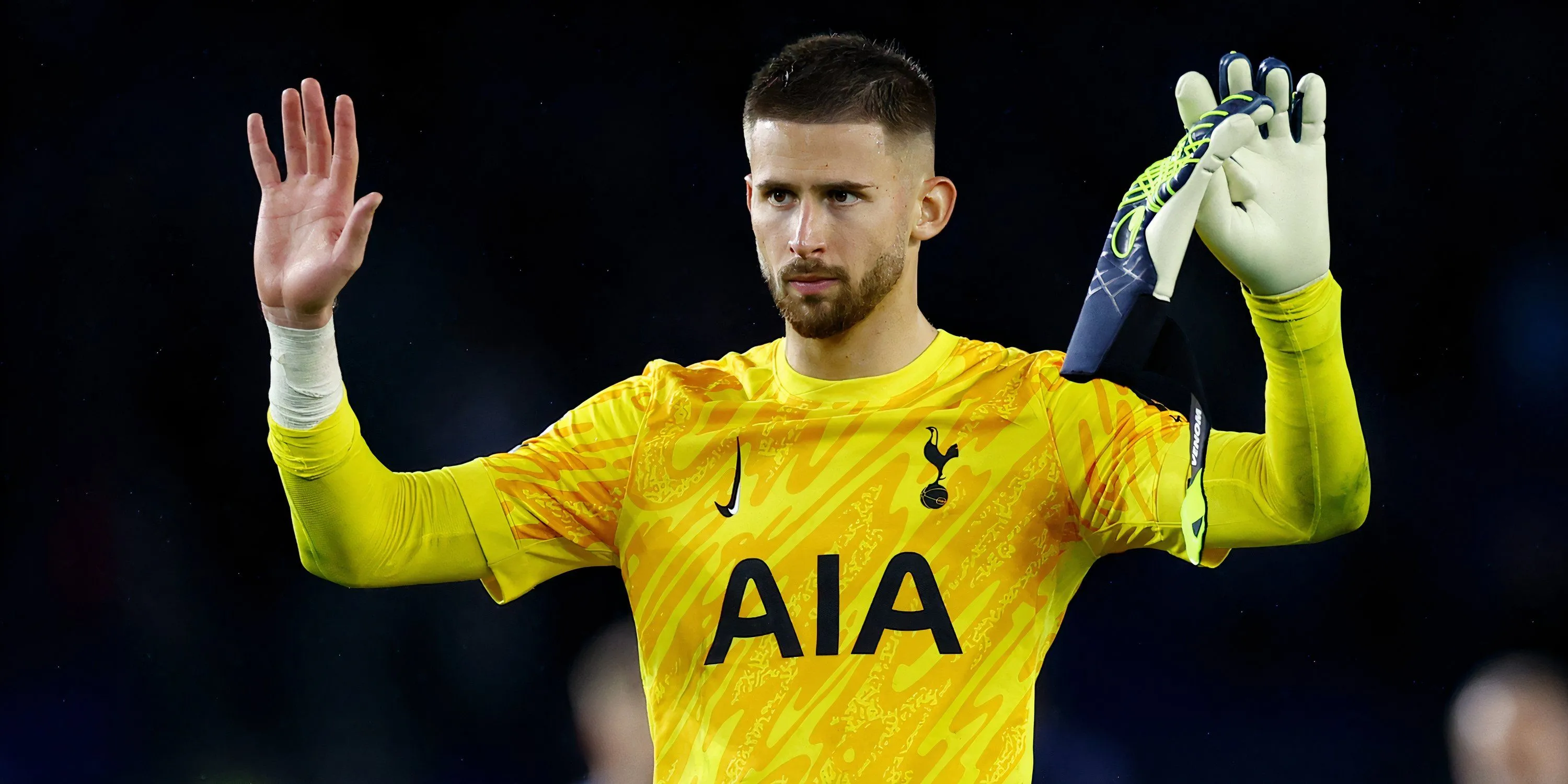 Guglielmo Vicario vẫy tay xin lỗi người hâm mộ Tottenham sau trận đấu