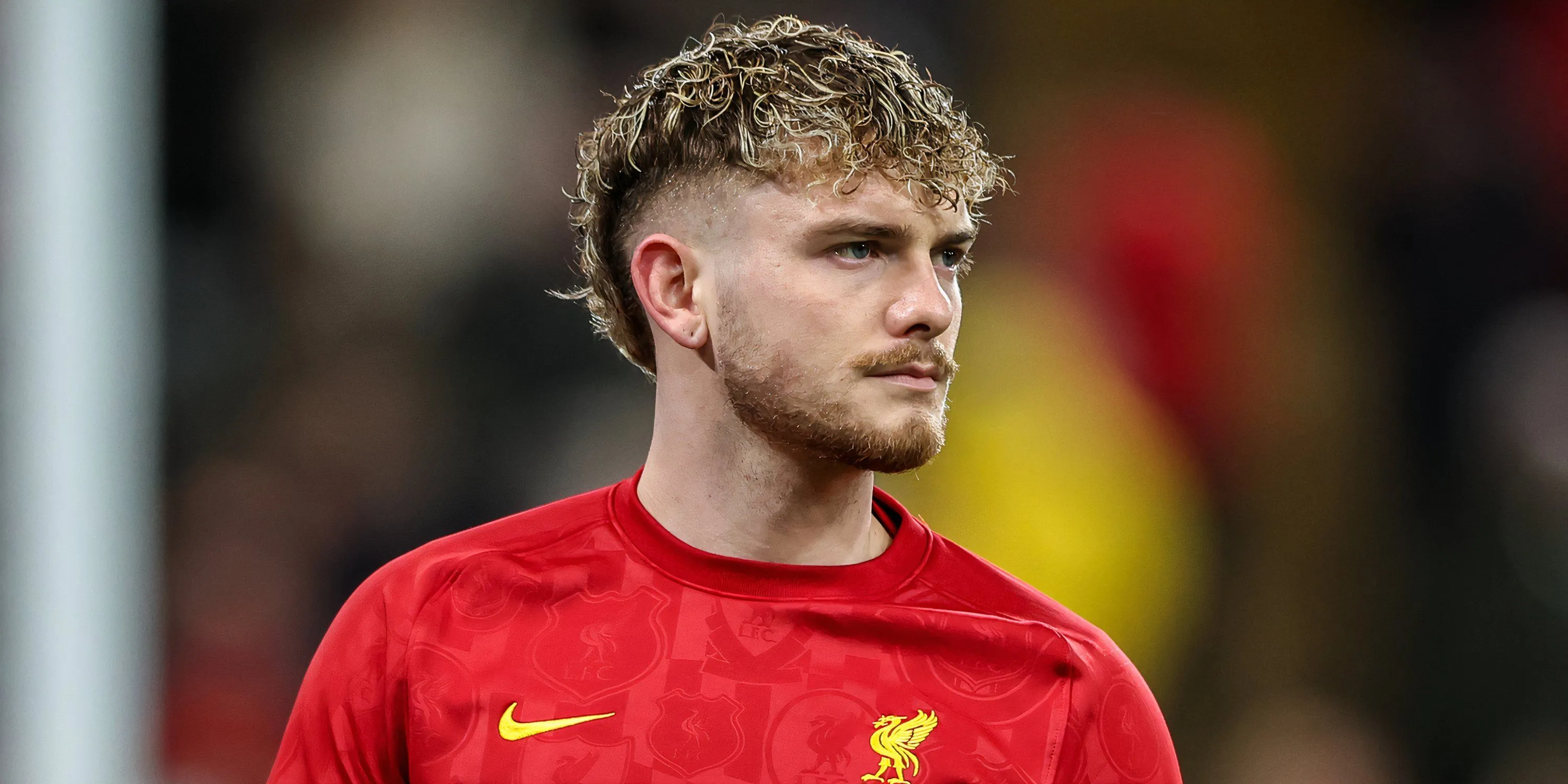 Harvey Elliott khởi động trước trận đấu của Liverpool