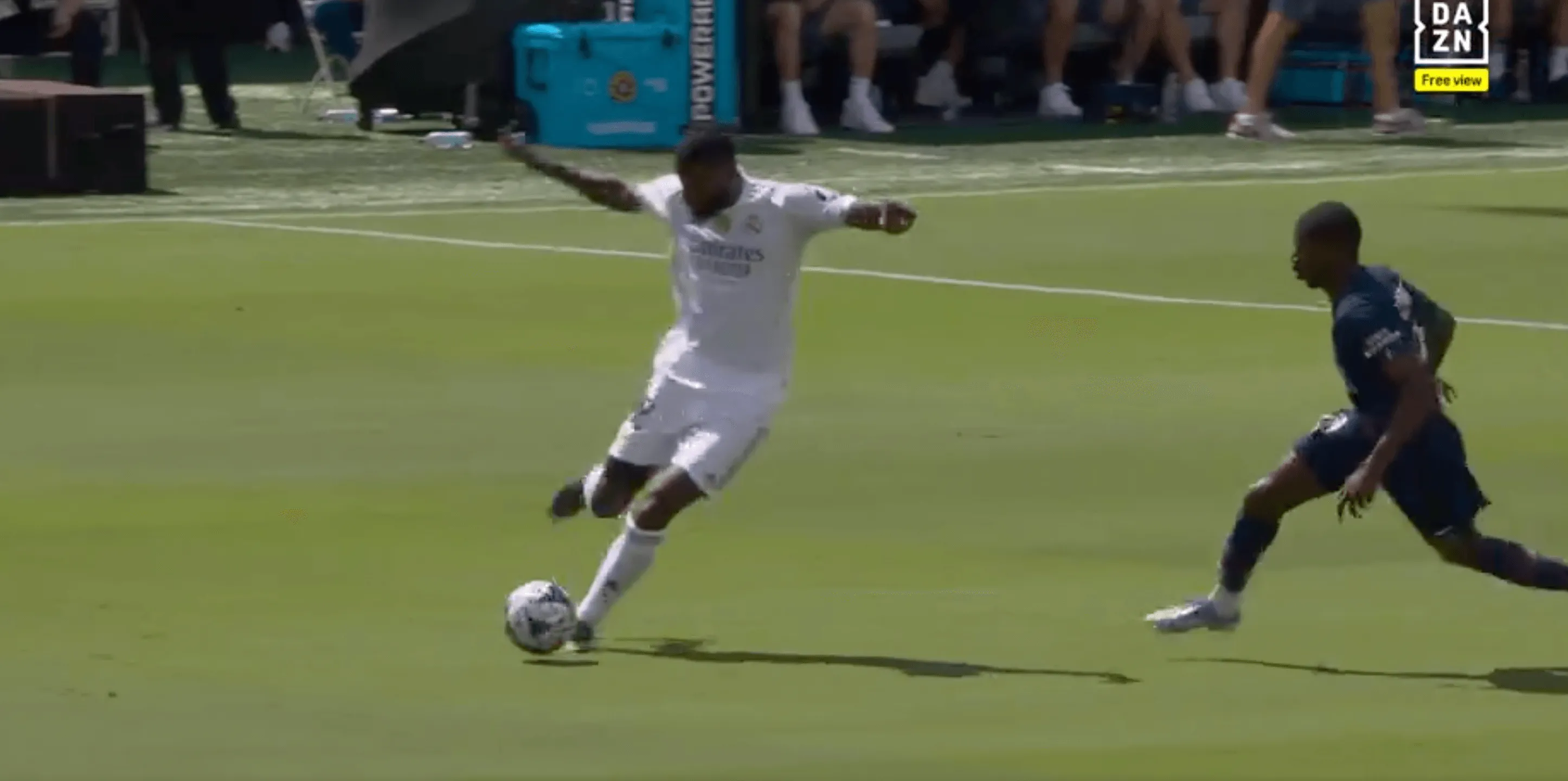 Hậu vệ Antonio Rudiger của Real Madrid thực hiện đường chuyền sai lầm dưới áp lực, mở ra cơ hội cho PSG.