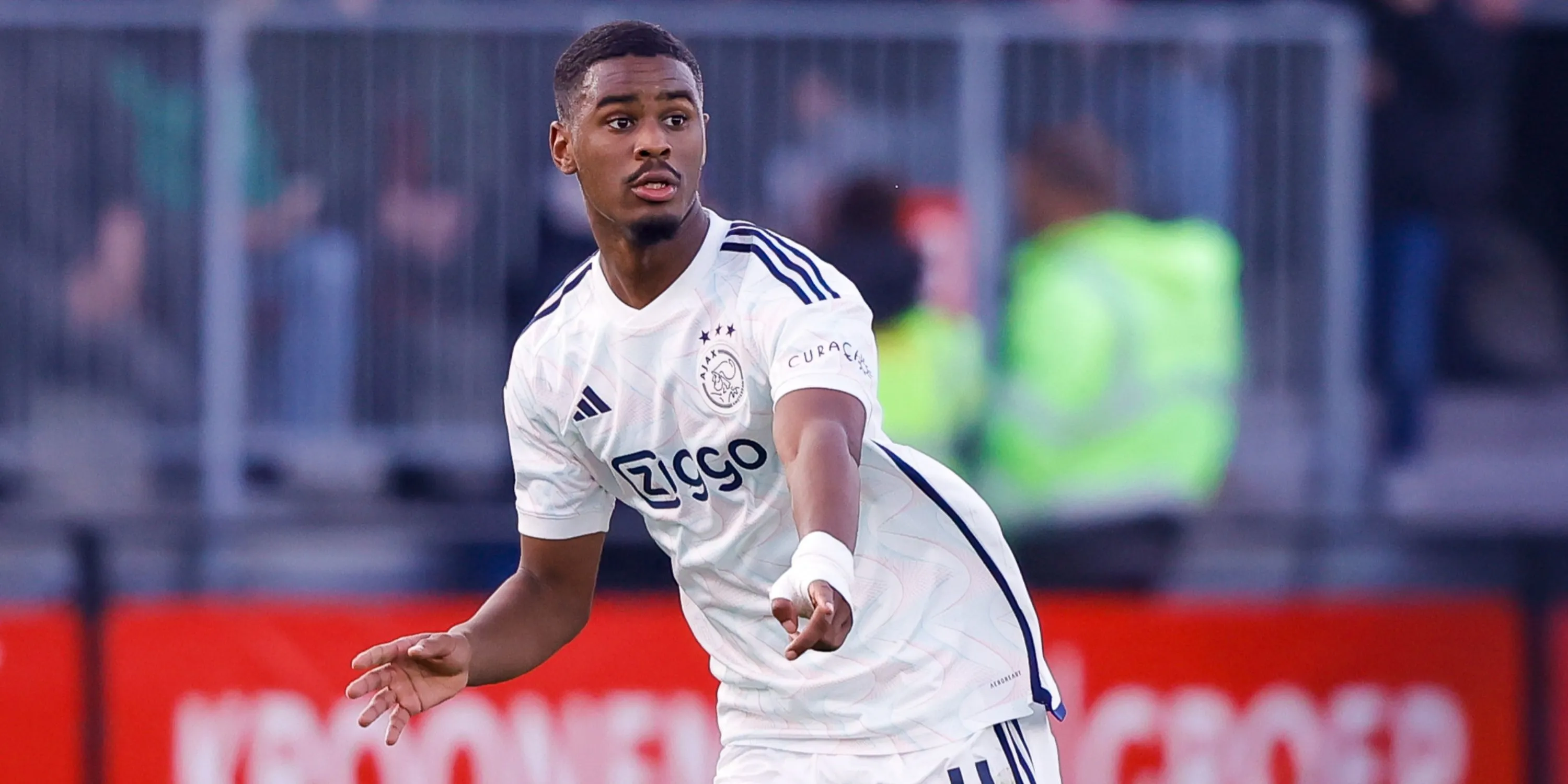 Hậu vệ Jorrel Hato của Ajax trong một pha tranh chấp bóng, thể hiện sự điềm tĩnh và trưởng thành vượt tuổi