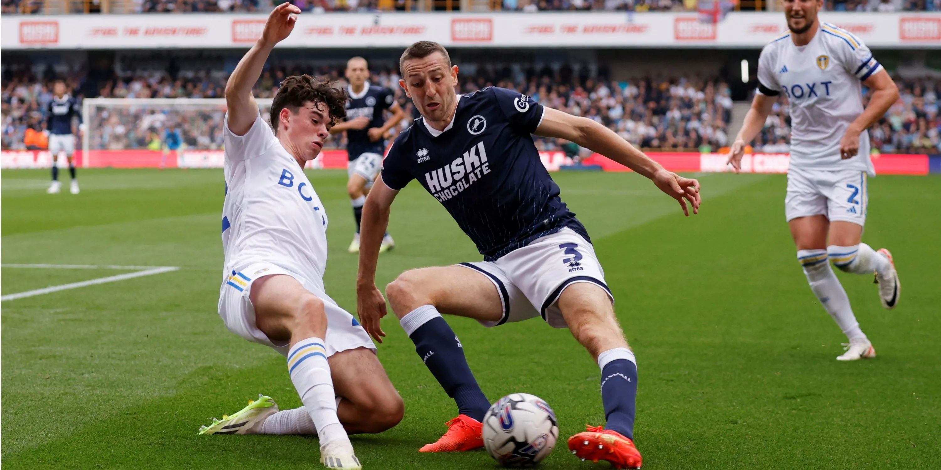 Hậu vệ Murray Wallace của Millwall tranh chấp bóng