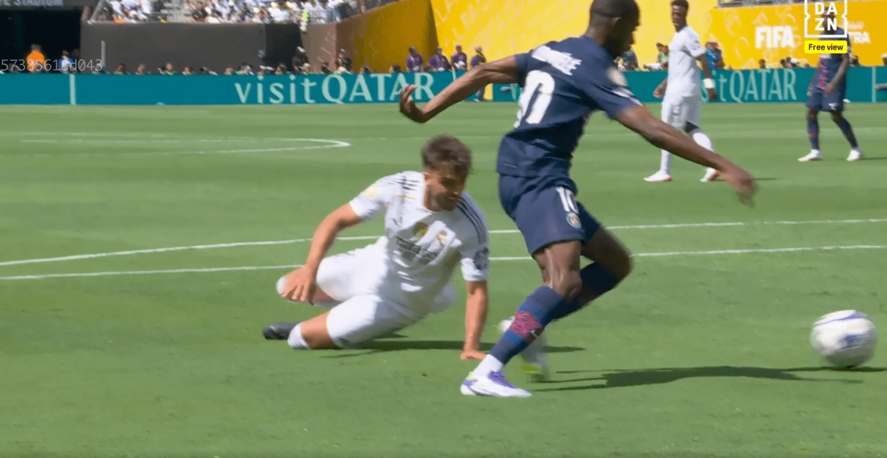 Hậu vệ Raul Asencio của Real Madrid bị Ousmane Dembele của PSG áp sát dẫn đến sai lầm chết người.
