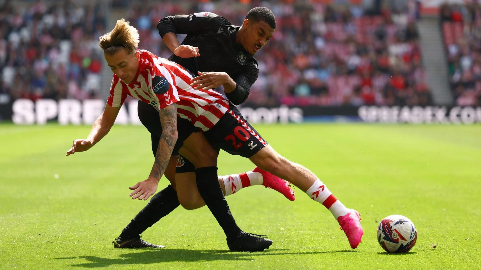 Hậu vệ Yan Valery trong màu áo Sheffield Wednesday trên sân thi đấu