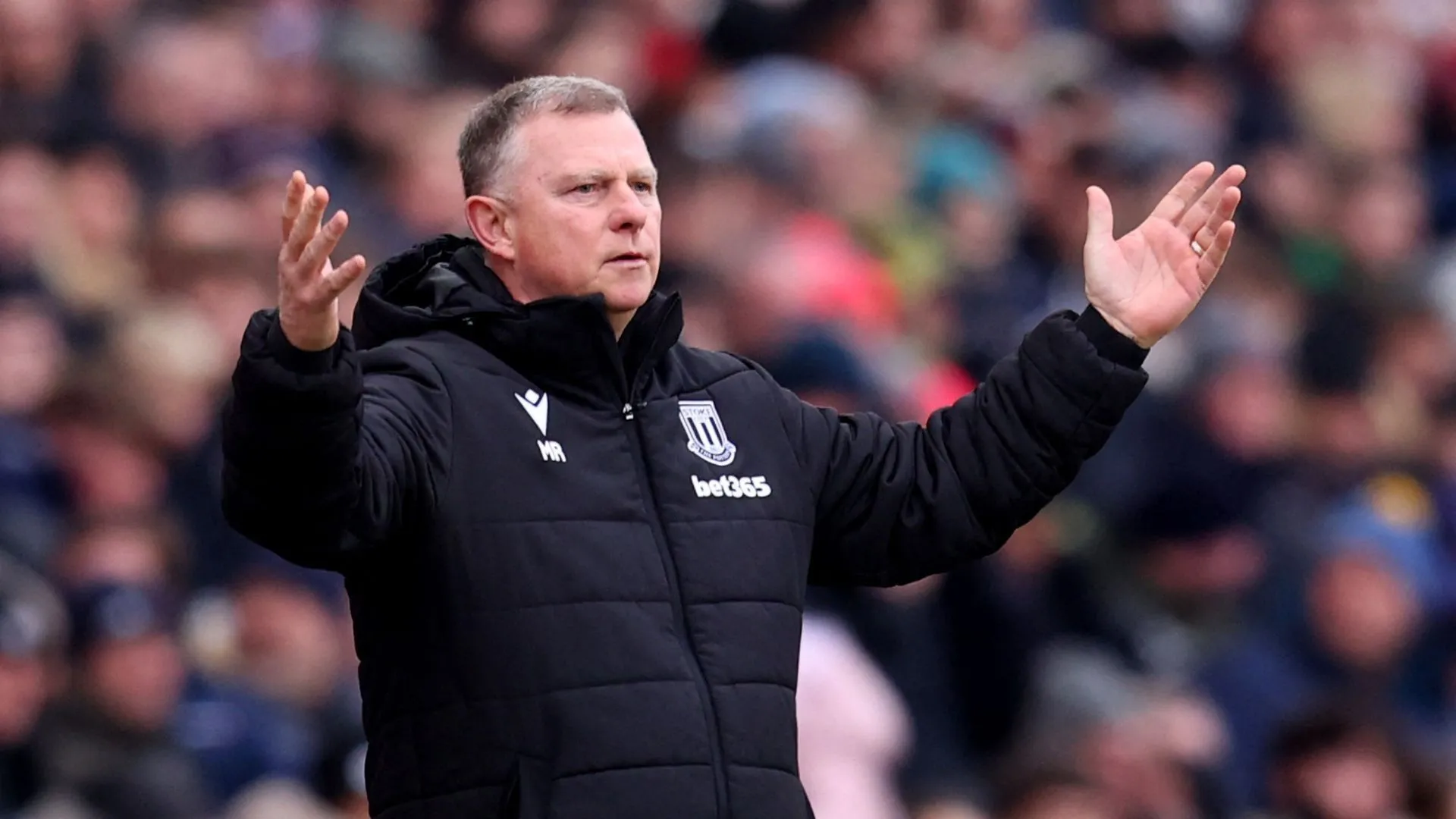 HLV Mark Robins của Stoke City, người đang nỗ lực tái thiết đội hình