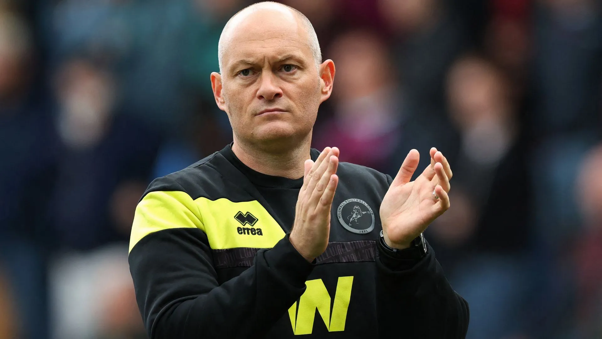 Huấn luyện viên Alex Neil trên băng ghế chỉ đạo của Millwall