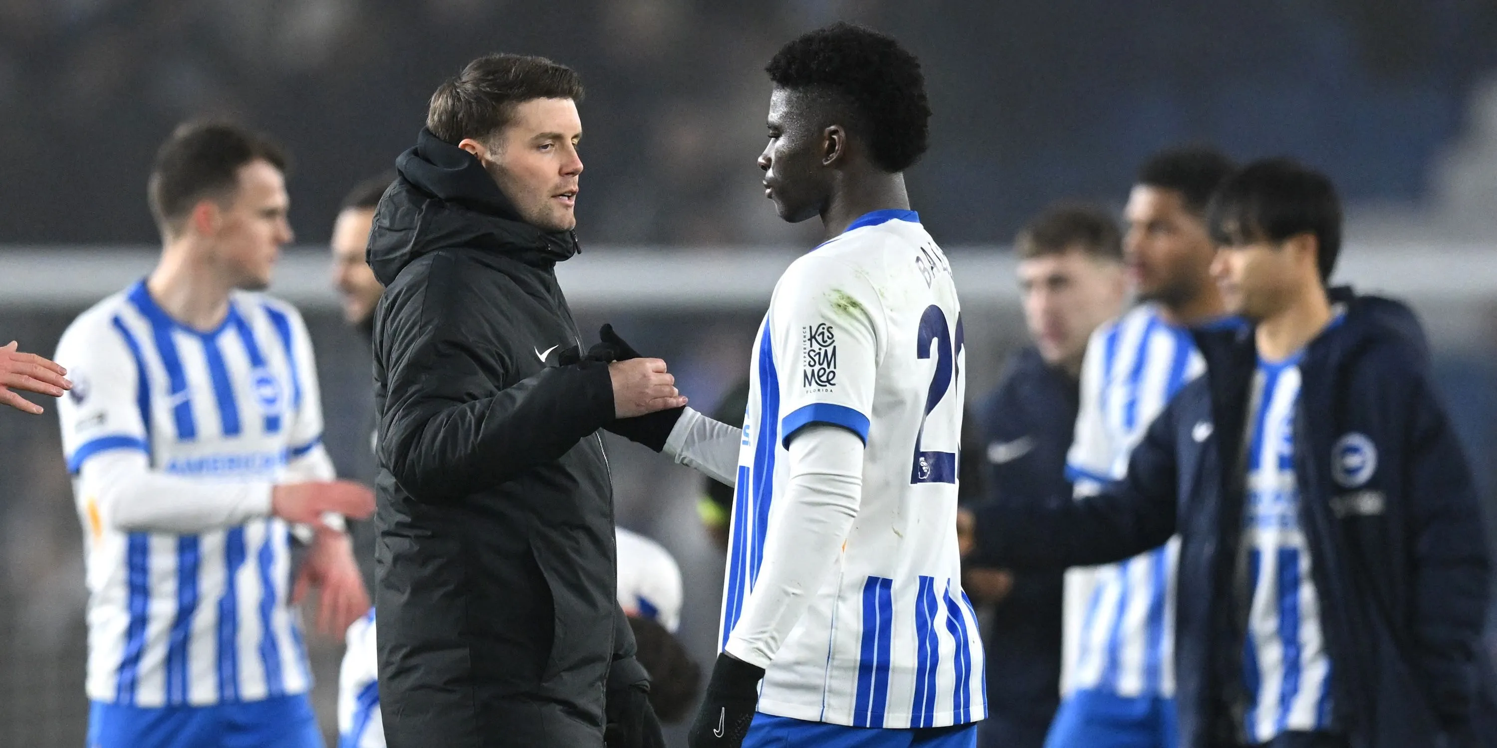 Huấn luyện viên Brighton & Hove Albion Fabian Hurzeler bắt tay Carlos Baleba