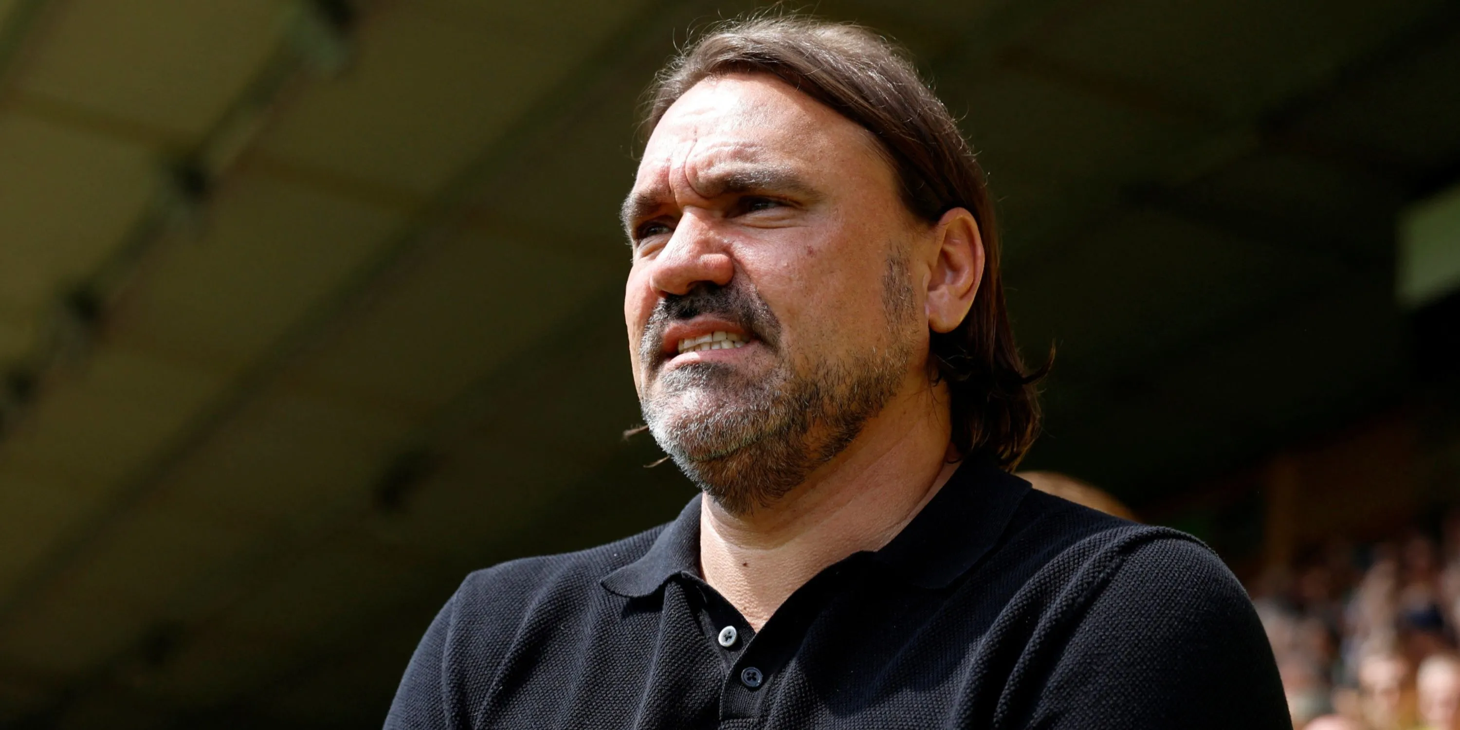 Huấn luyện viên Daniel Farke của Leeds United theo dõi sát sao trận đấu.