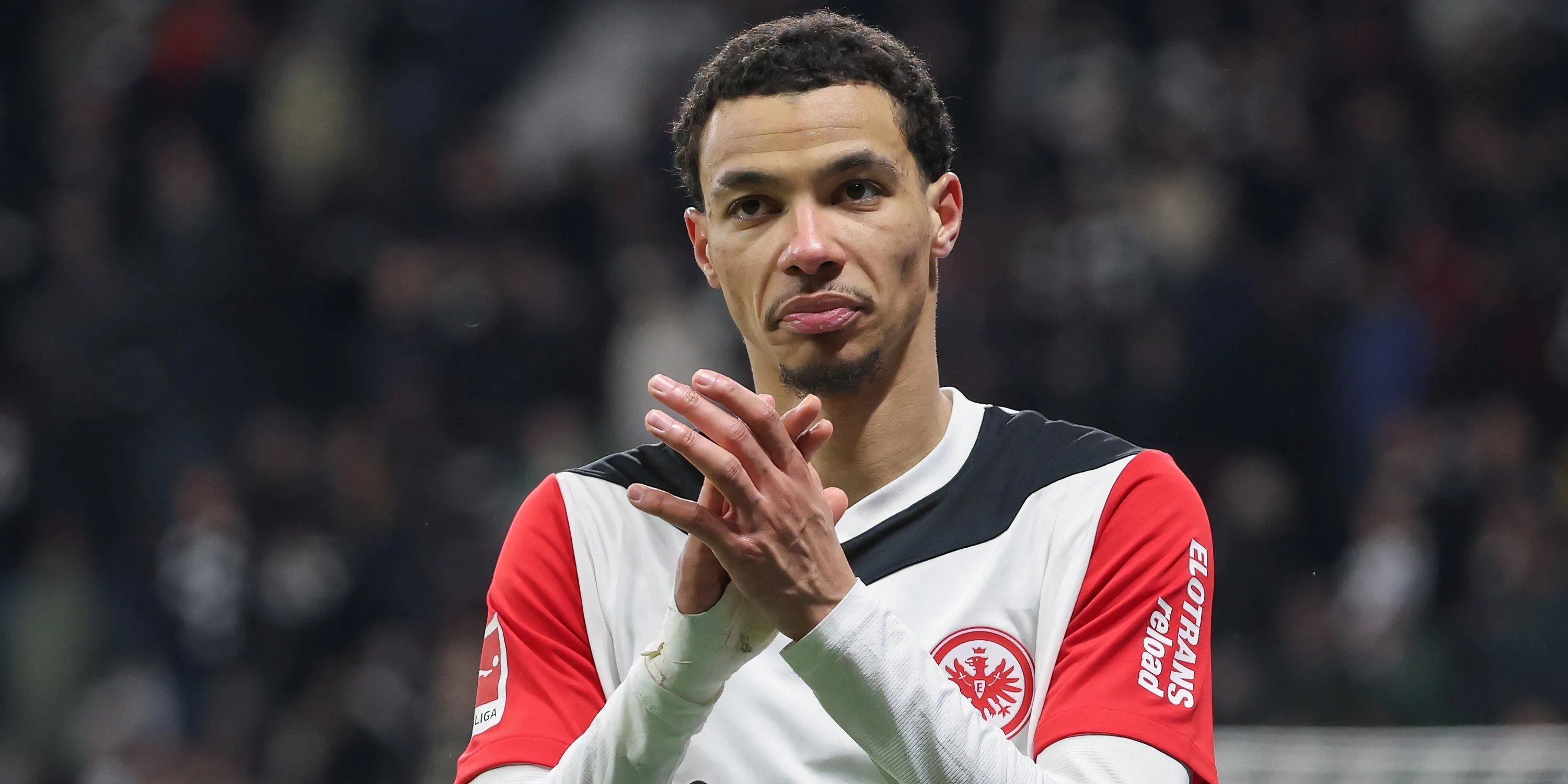 Hugo Ekitike vỗ tay cảm ơn người hâm mộ Eintracht Frankfurt