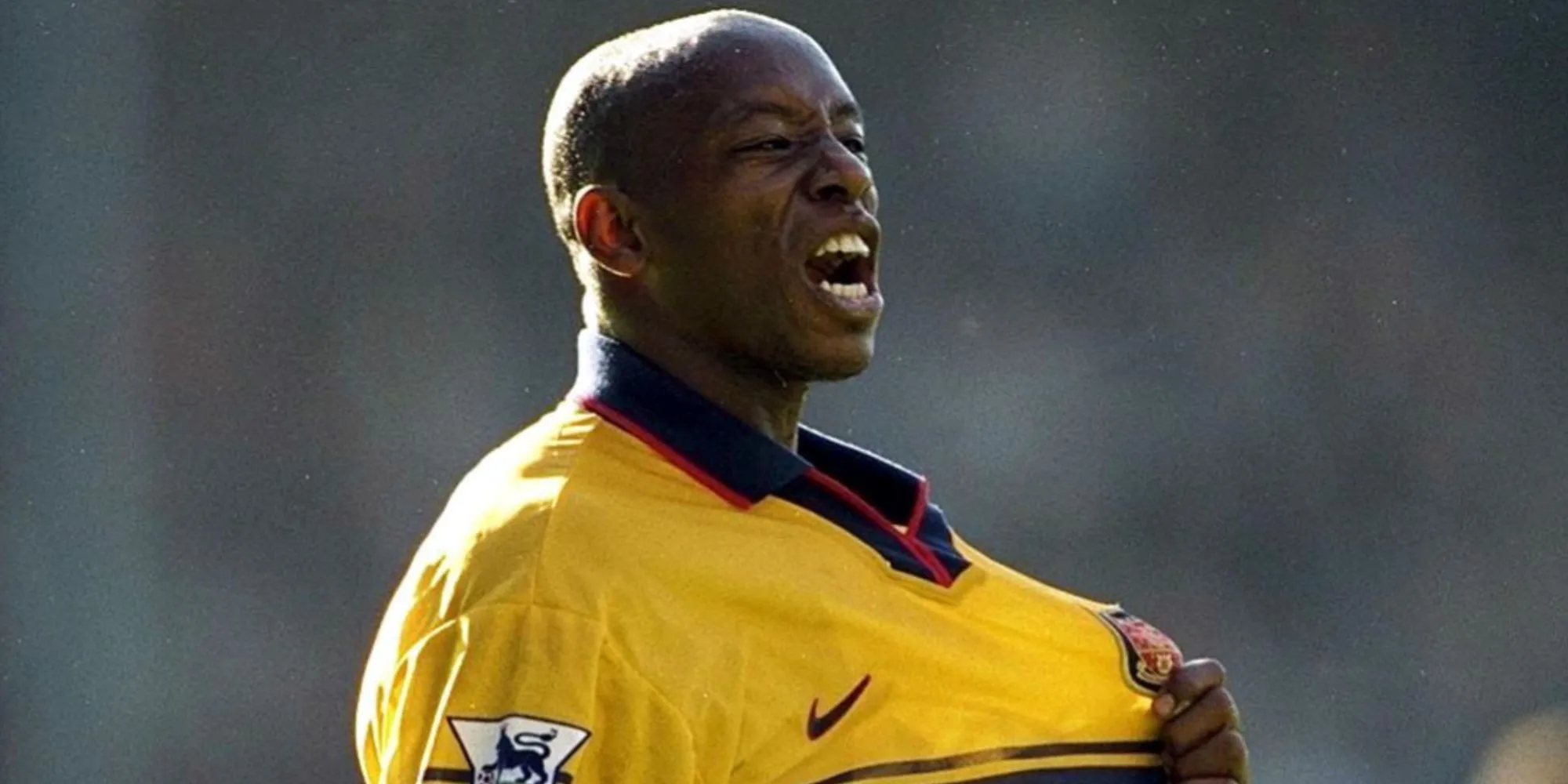 Ian Wright ăn mừng bàn thắng