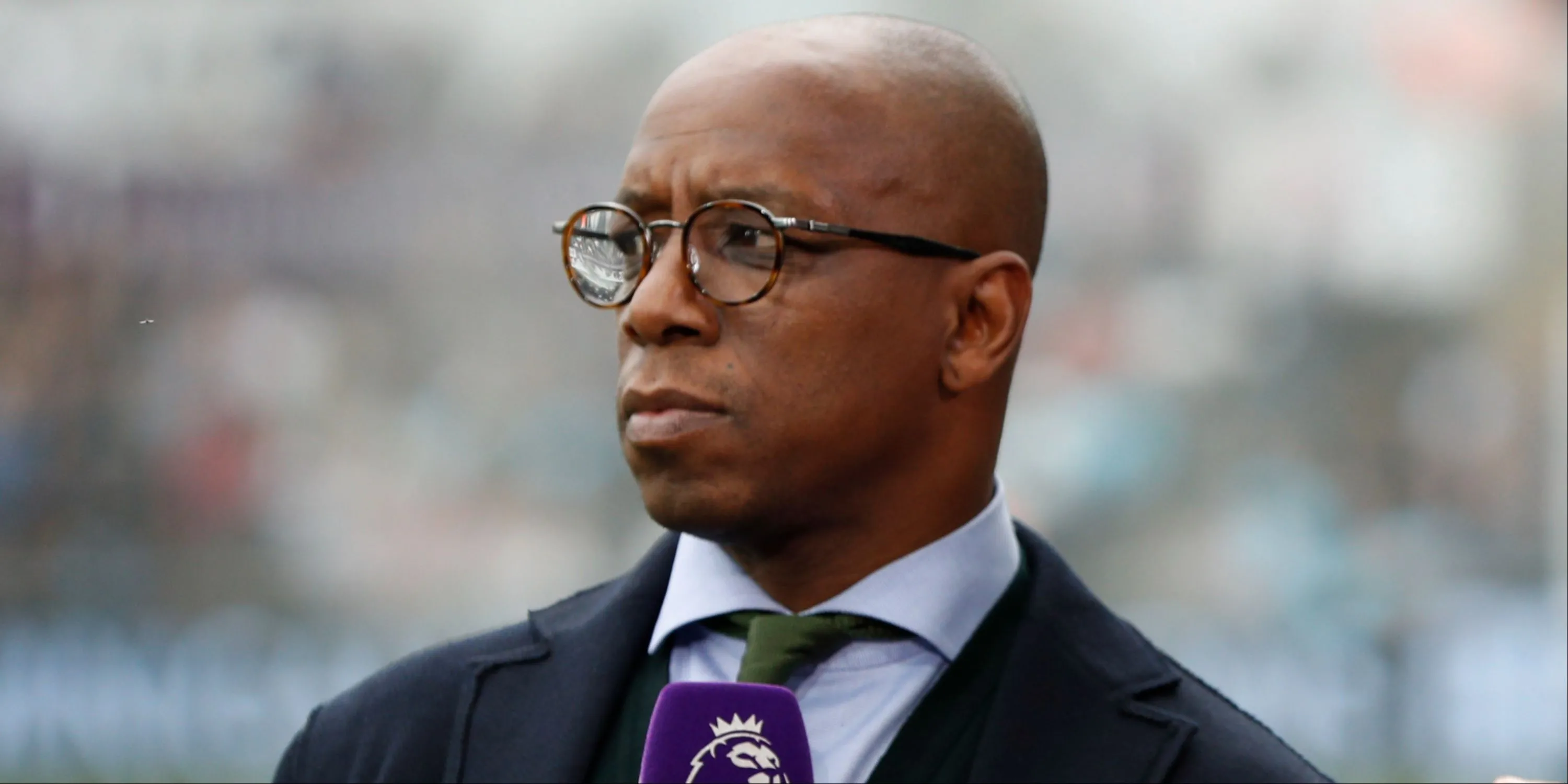 Ian Wright biểu cảm khi bình luận trên sóng truyền hình
