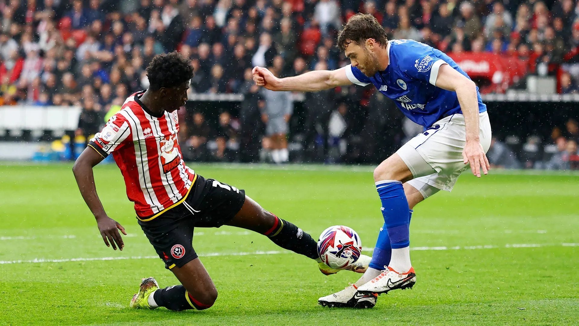 Jesurun Rak-Sakyi đối đầu cầu thủ Callum Chambers trong trận đấu