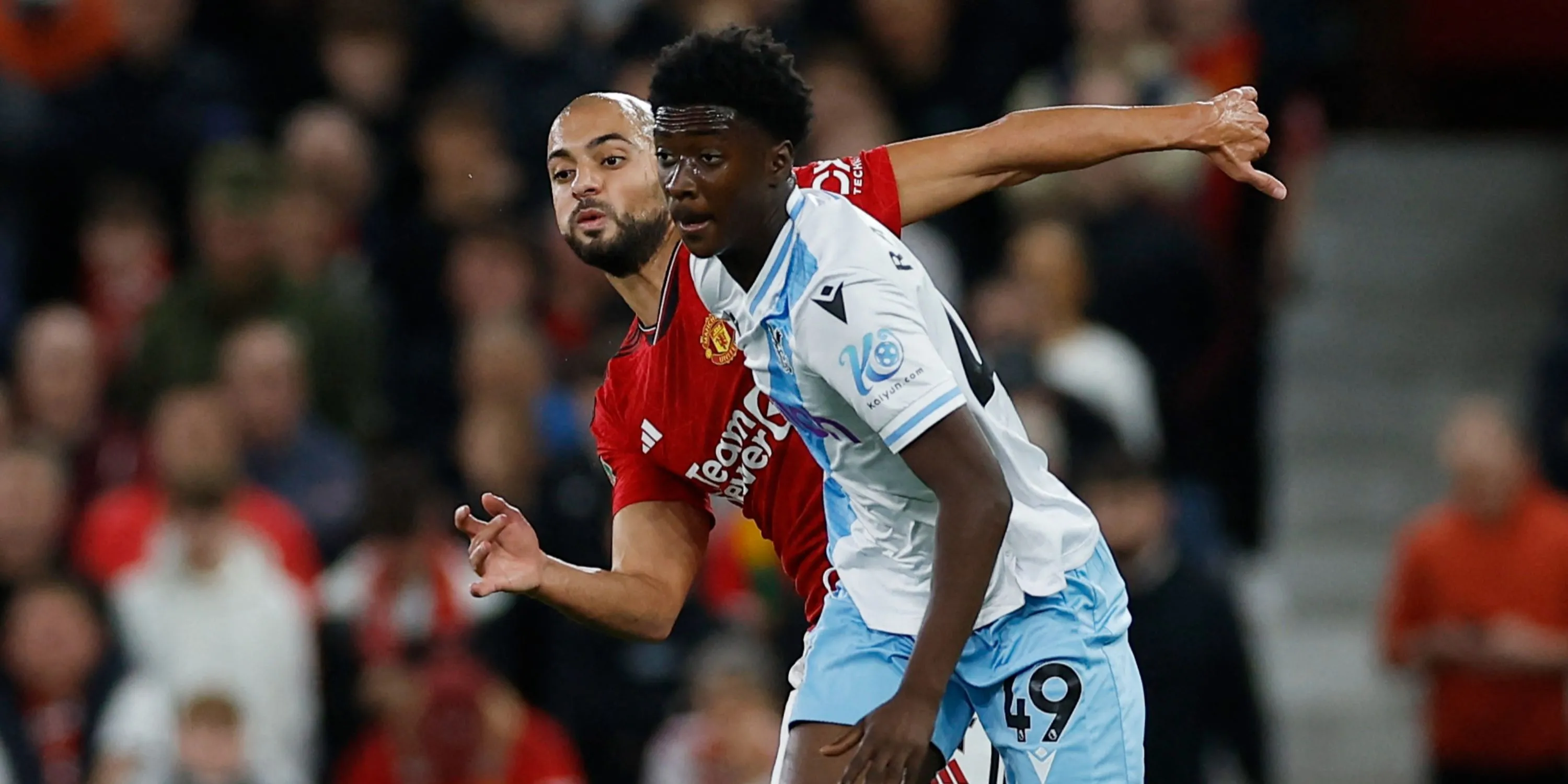 Jesurun Rak-Sakyi rê bóng trong trận đấu cho Sheffield United ở Championship