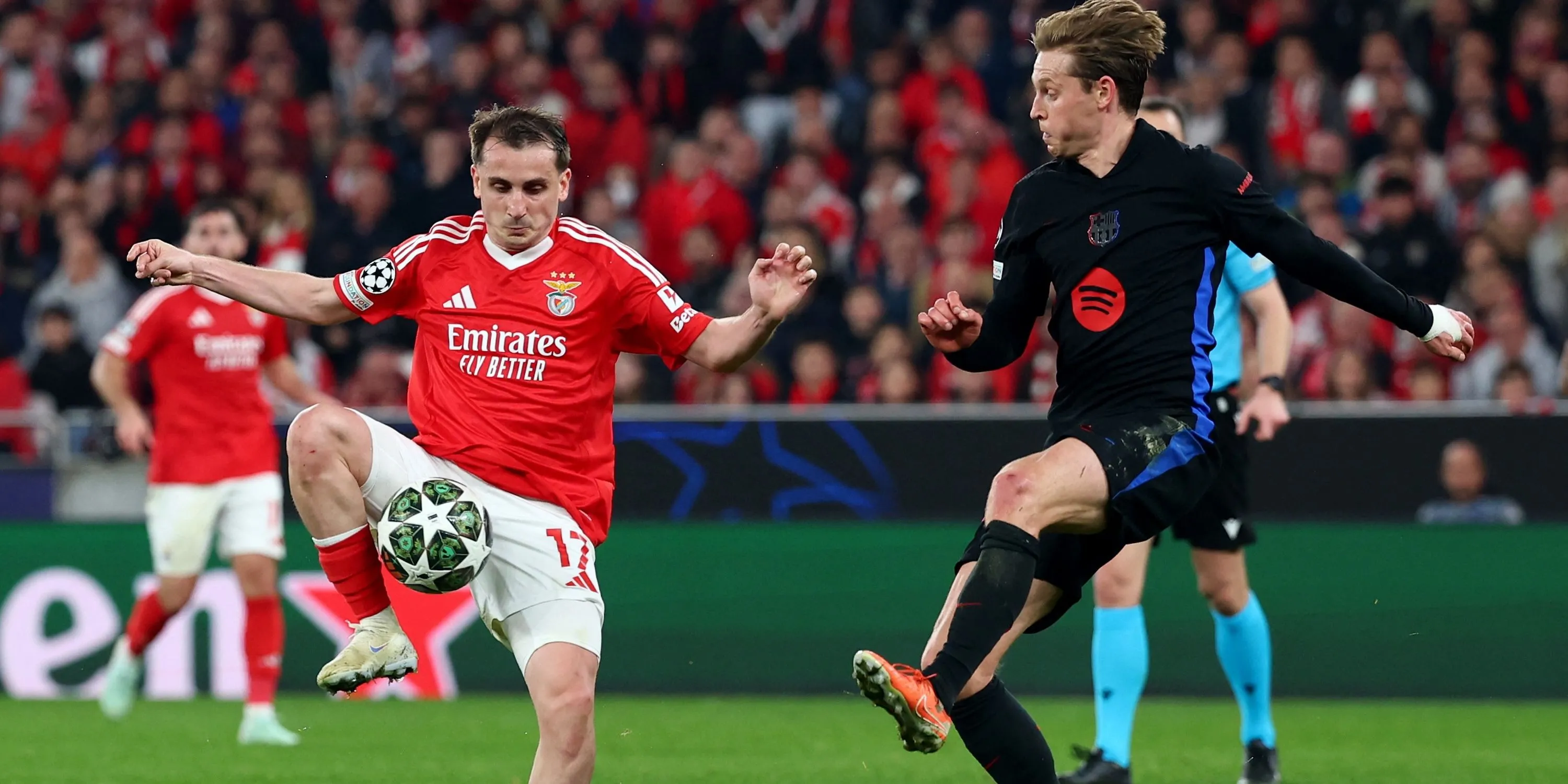 Kerem Aktürkoğlu của Benfica tranh chấp bóng với Frenkie de Jong của Barcelona