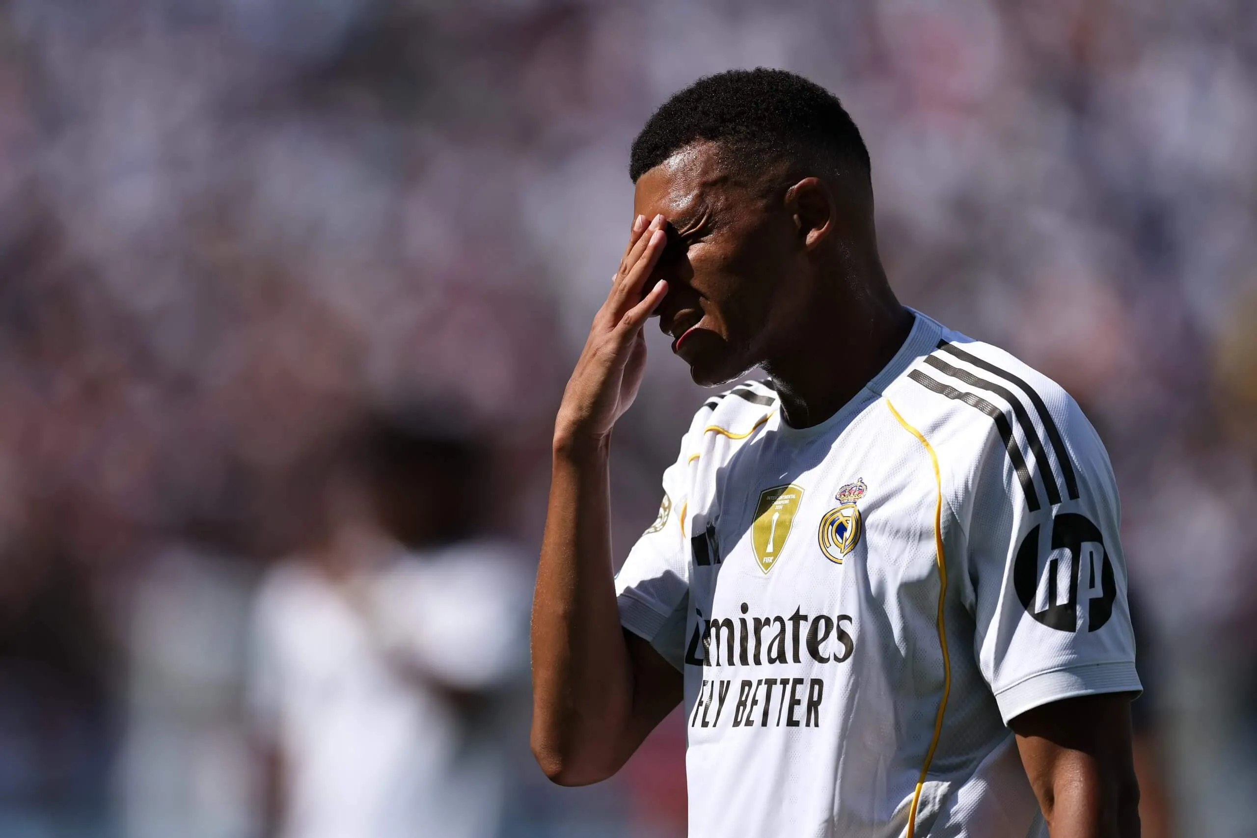 Kylian Mbappe (Real Madrid) và Vinicius Junior (Real Madrid) trên sân trong trận đấu gây thất vọng trước PSG.