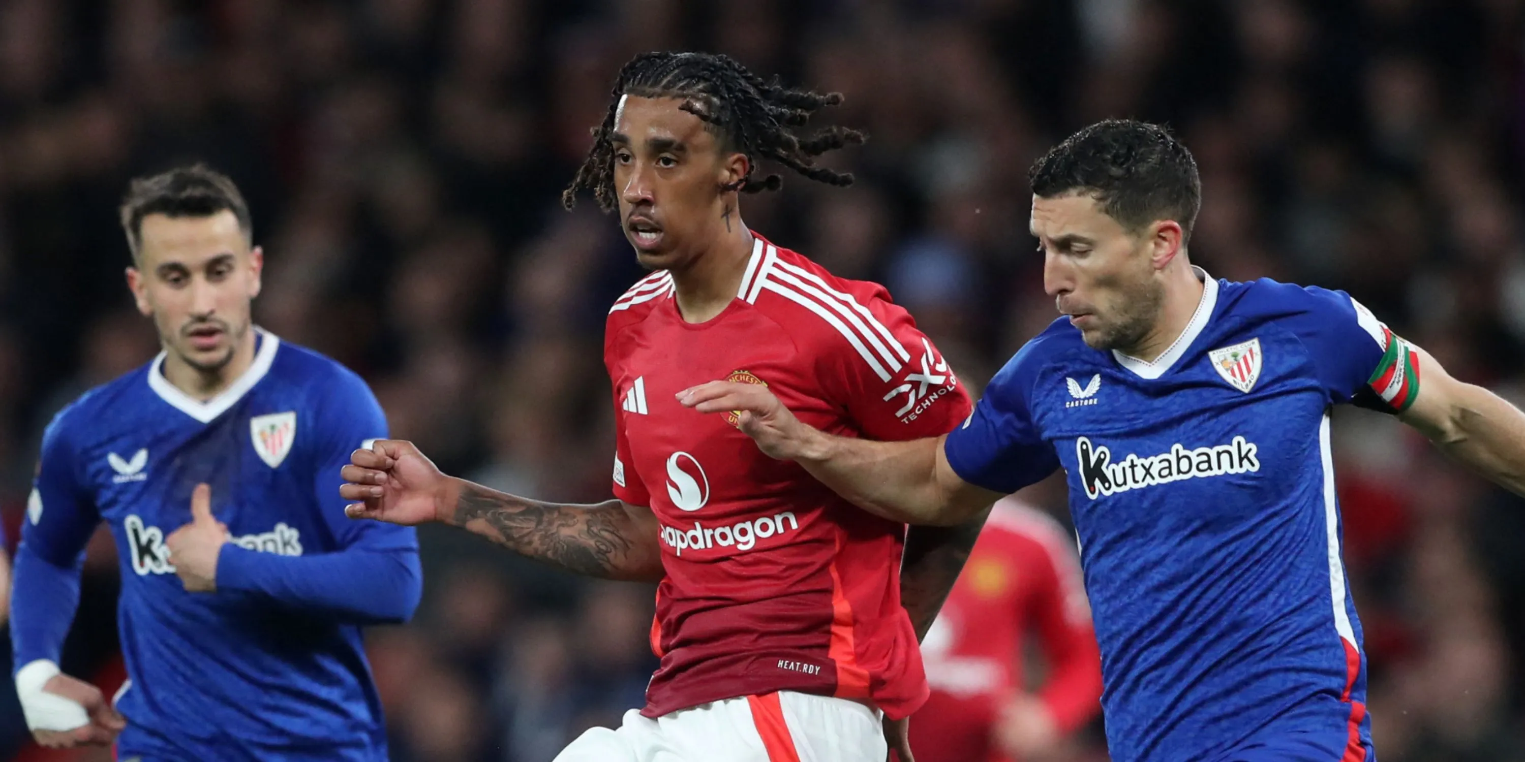 Leny Yoro trong màu áo Manchester United, thể hiện kỹ năng phòng ngự và tiềm năng trở thành trụ cột