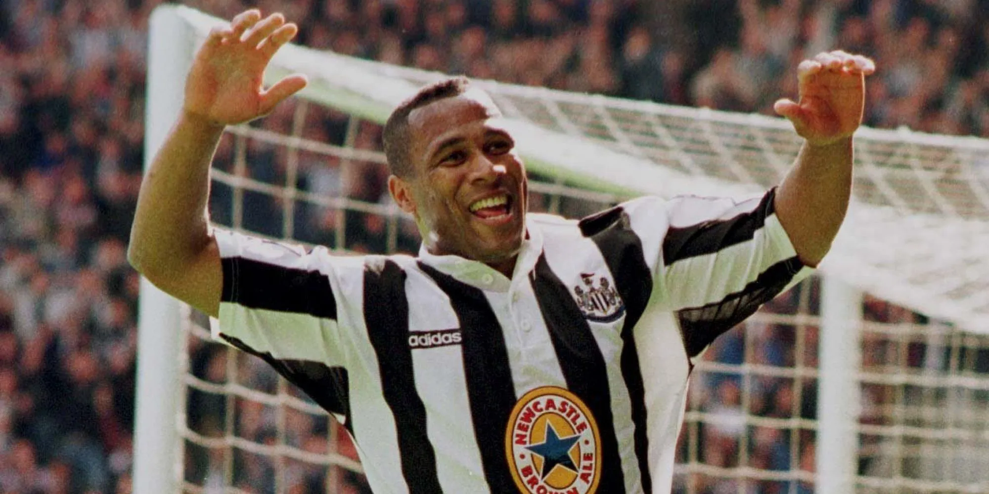 Les Ferdinand ăn mừng