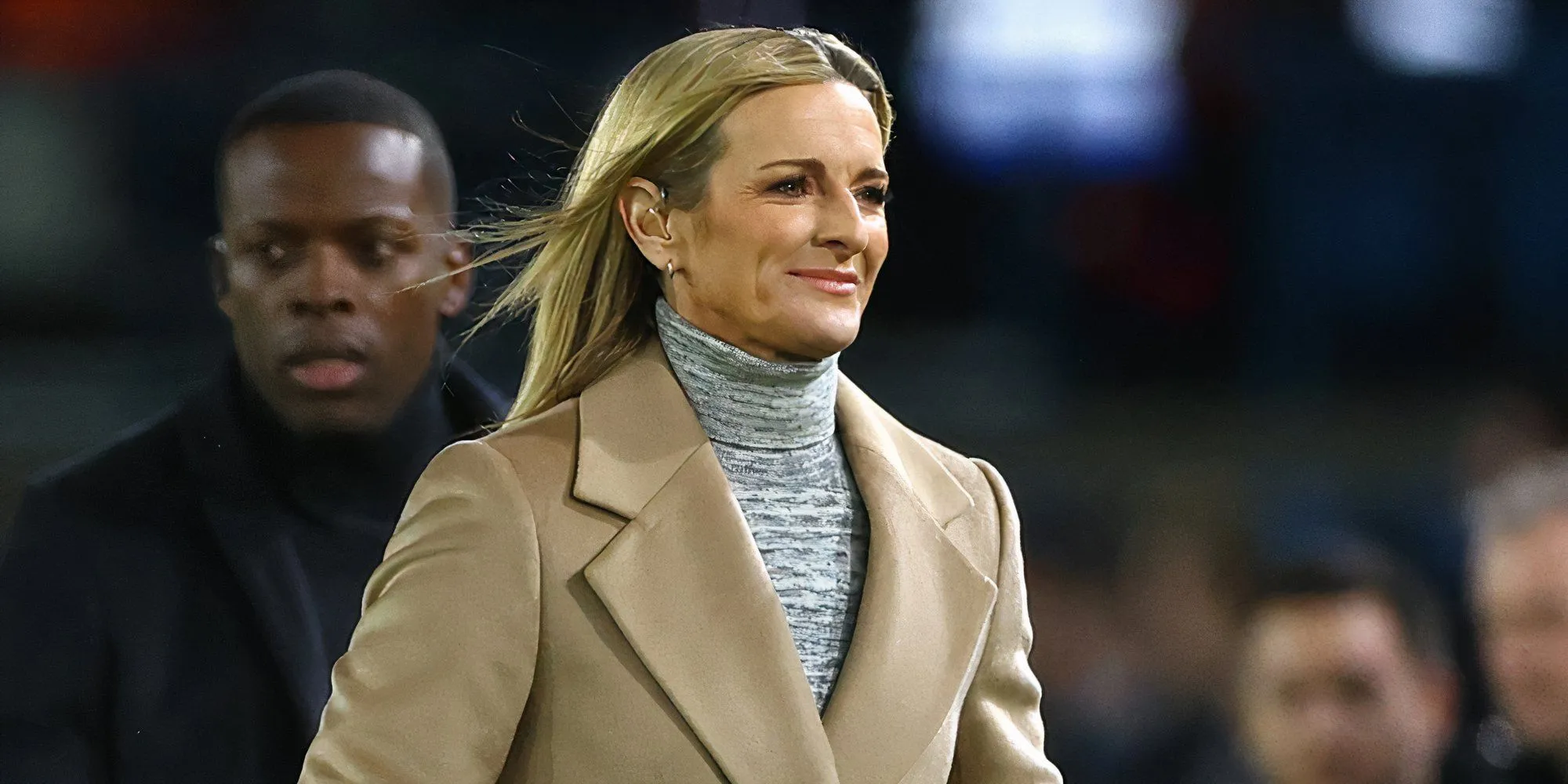 Nữ MC thể thao Gabby Logan tự tin trước ống kính truyền hình