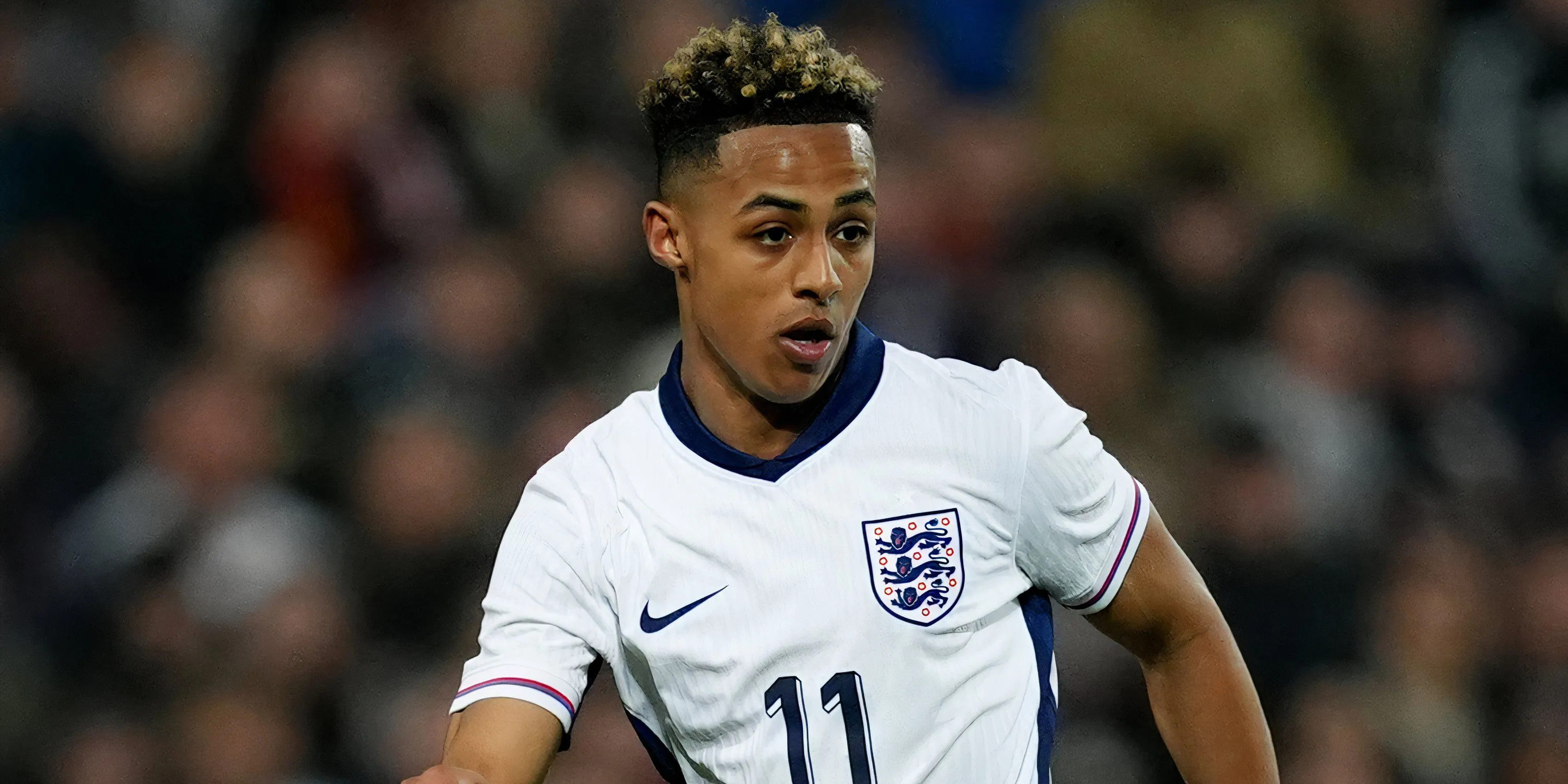 Omari Hutchinson trong màu áo đội tuyển U21 Anh, cầu thủ có màn trình diễn ấn tượng tại Giải vô địch châu Âu U21.