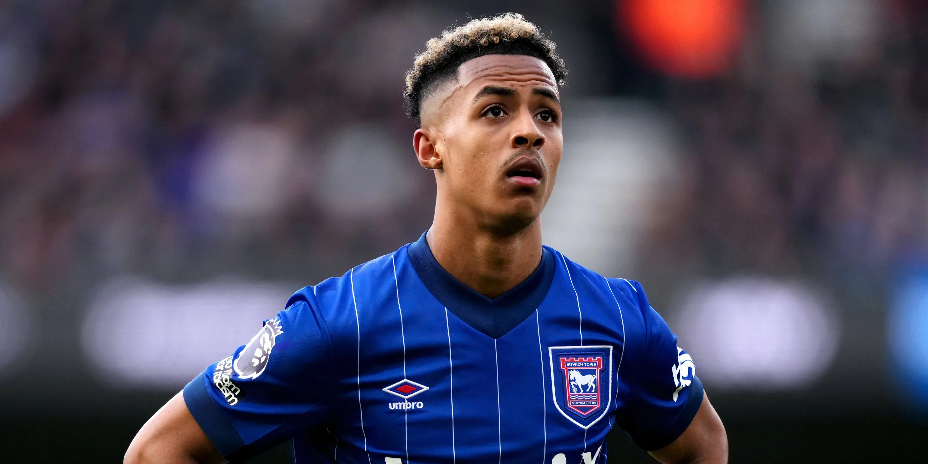 Omari Hutchinson trong màu áo Ipswich Town, ngôi sao đang được Brentford nhắm đến để thay thế Bryan Mbeumo.
