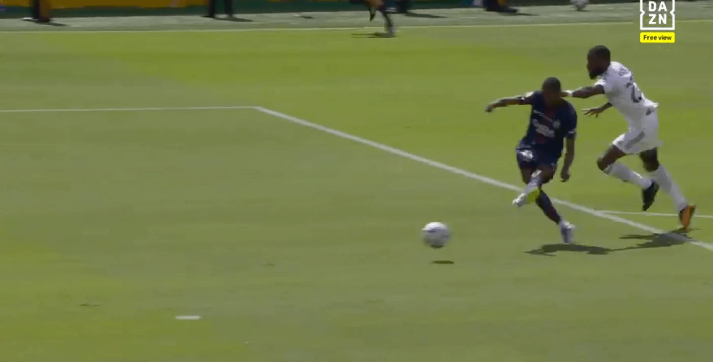 Ousmane Dembele dứt điểm nâng tỷ số lên 2-0 cho PSG sau sai lầm của Rudiger