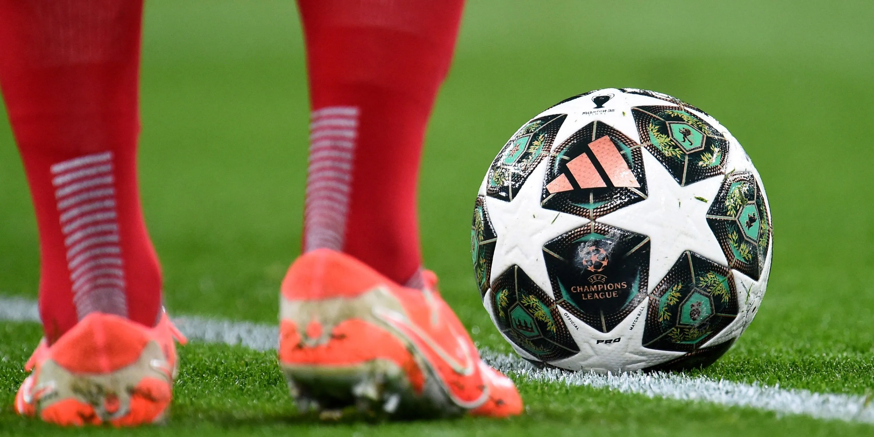 Quả bóng Champions League, biểu tượng cho mục tiêu lớn và những quy định khắt khe của UEFA với các đội bóng như Chelsea