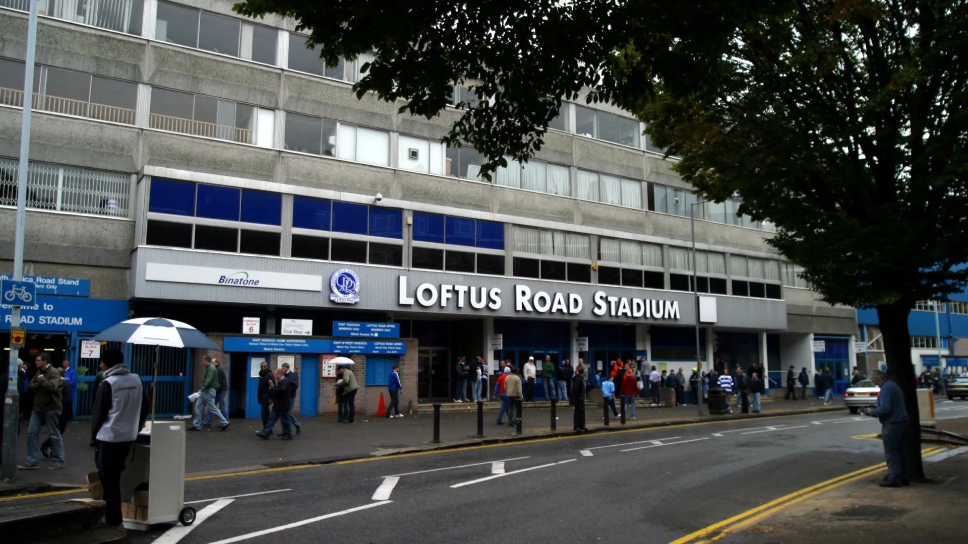 Quang cảnh bên trong sân Loftus Road của QPR, nổi bật với khán đài