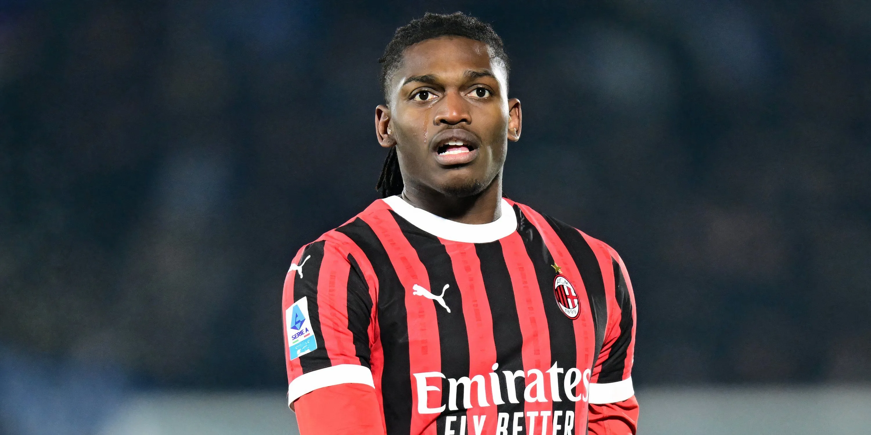 Rafael Leao trong màu áo AC Milan đang thể hiện kỹ năng trên sân, mục tiêu chuyển nhượng của Arsenal