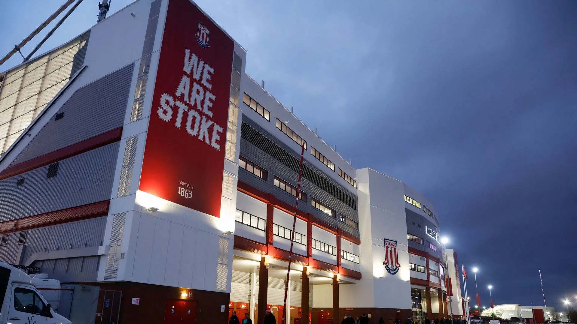 Sân vận động bet365 của Stoke City với các khán đài và mặt sân