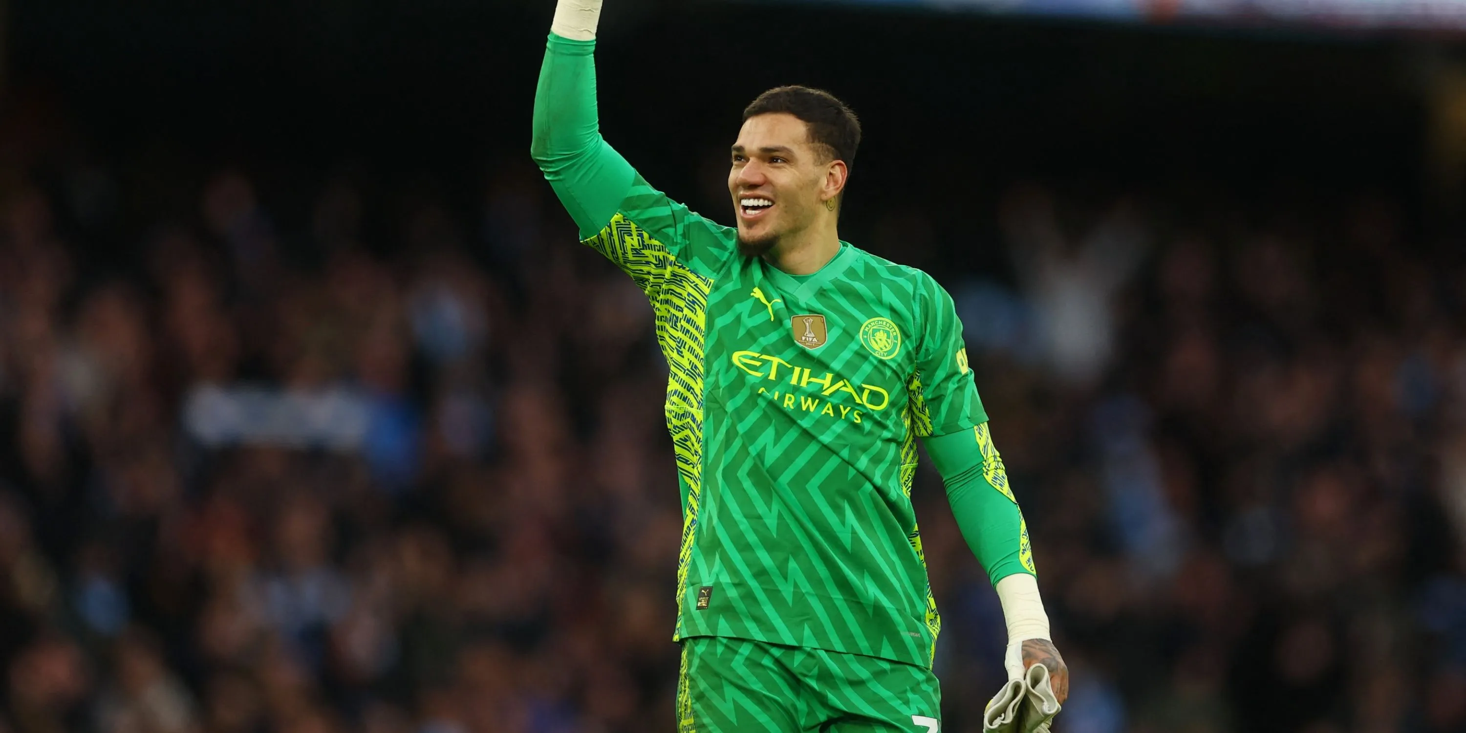 Thủ môn Ederson của Manchester City ăn mừng một pha bóng