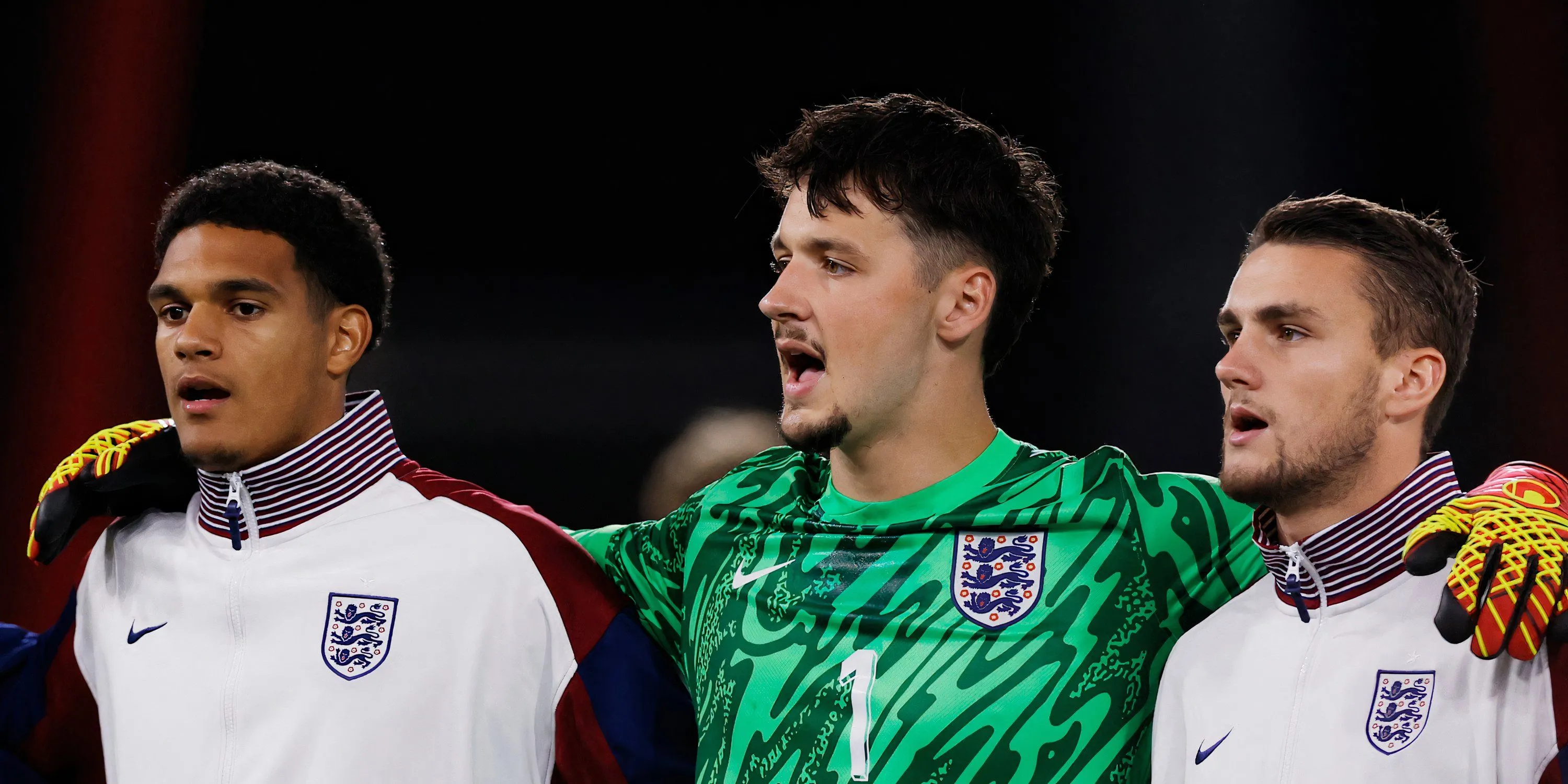 Thủ môn James Trafford trong màu áo Manchester City và tuyển Anh