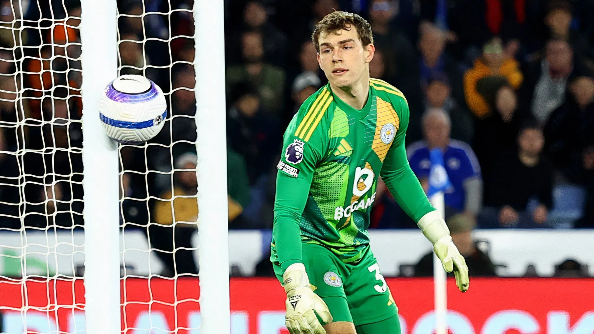 Thủ môn Mads Hermansen của Leicester City trong trang phục thi đấu chuẩn bị bắt bóng.